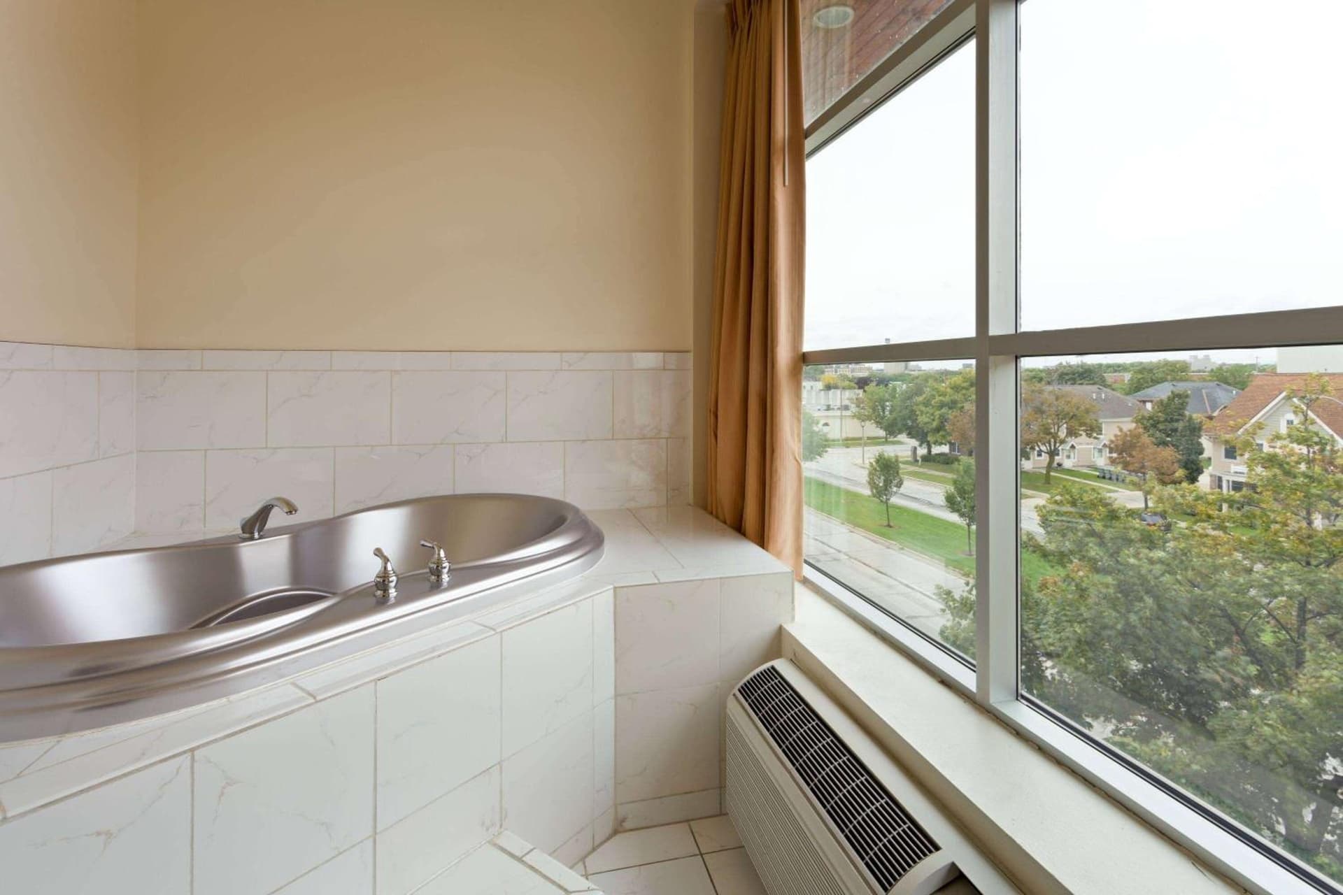Days Inn & Suites by Wyndham Milwaukee gallery photo in Milwaukee, WI — image 31