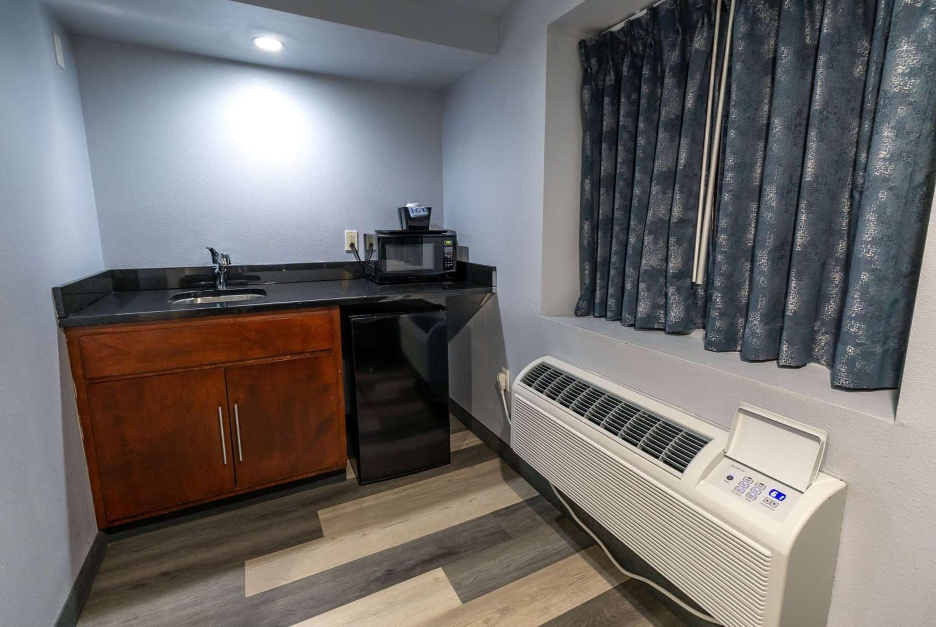 Days Inn & Suites by Wyndham Milwaukee gallery photo in Milwaukee, WI — image 17