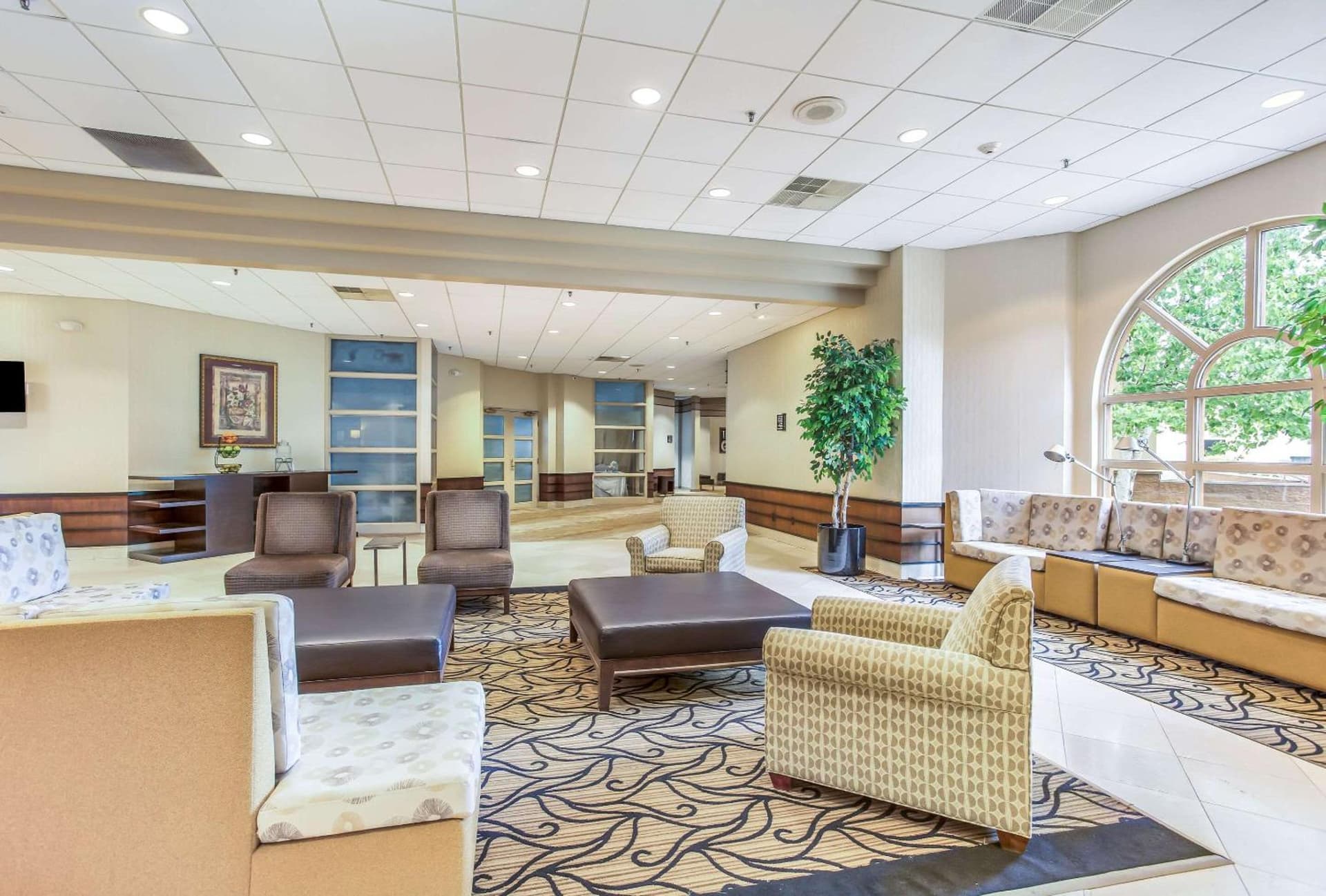 Burrstone Inn, an Ascend Collection Hotel interior in Utica, NY — gallery photo 2