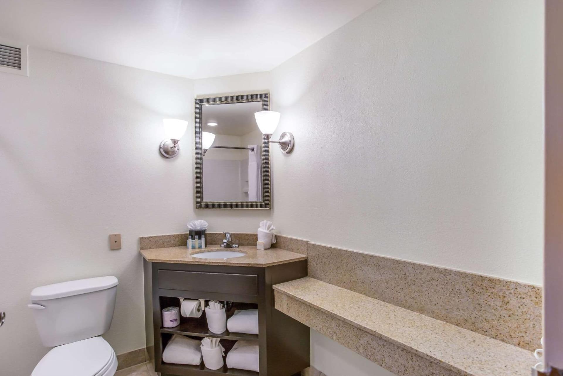 Burrstone Inn, an Ascend Collection Hotel gallery photo in Utica, NY — image 45