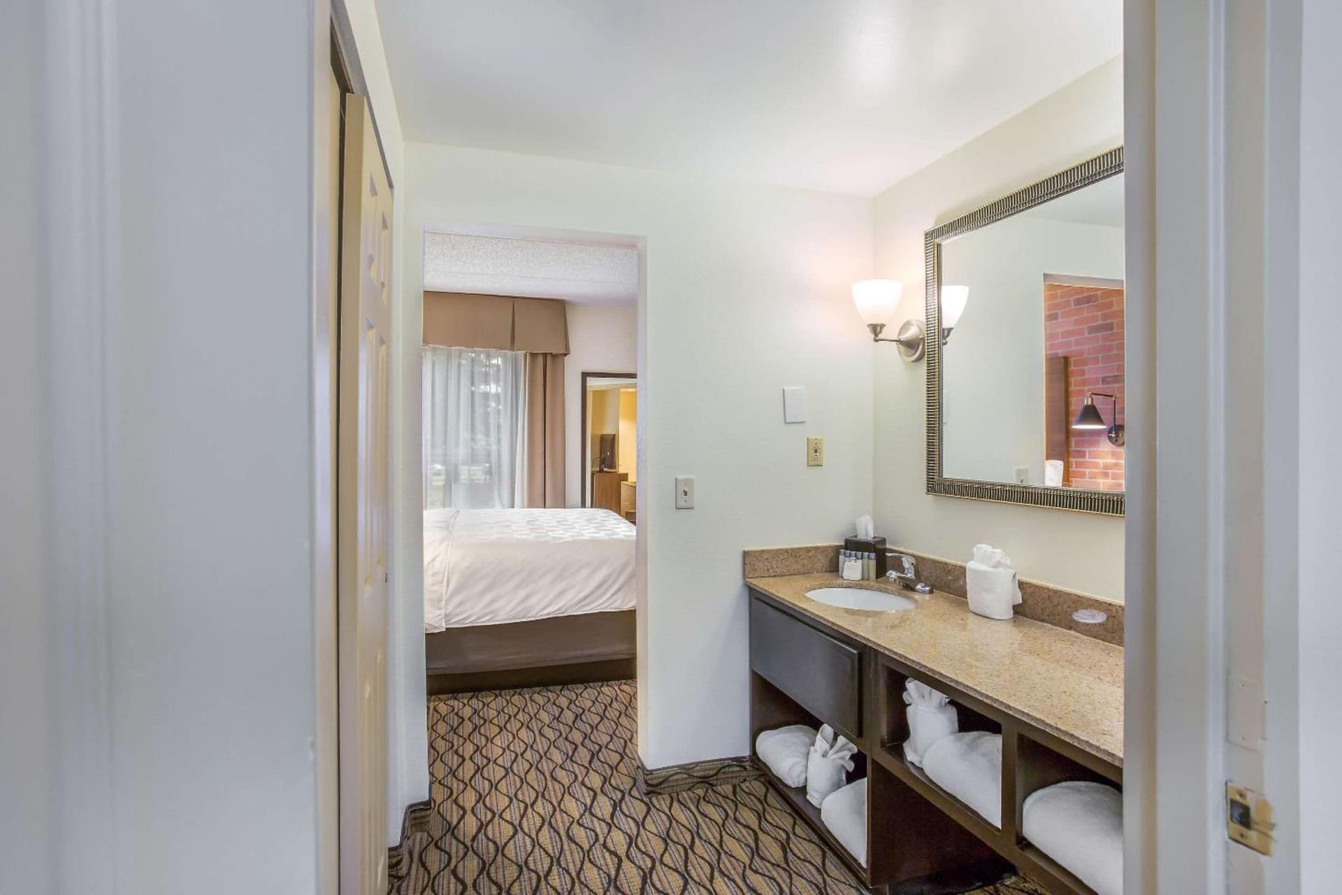 Burrstone Inn, an Ascend Collection Hotel gallery photo in Utica, NY — image 95