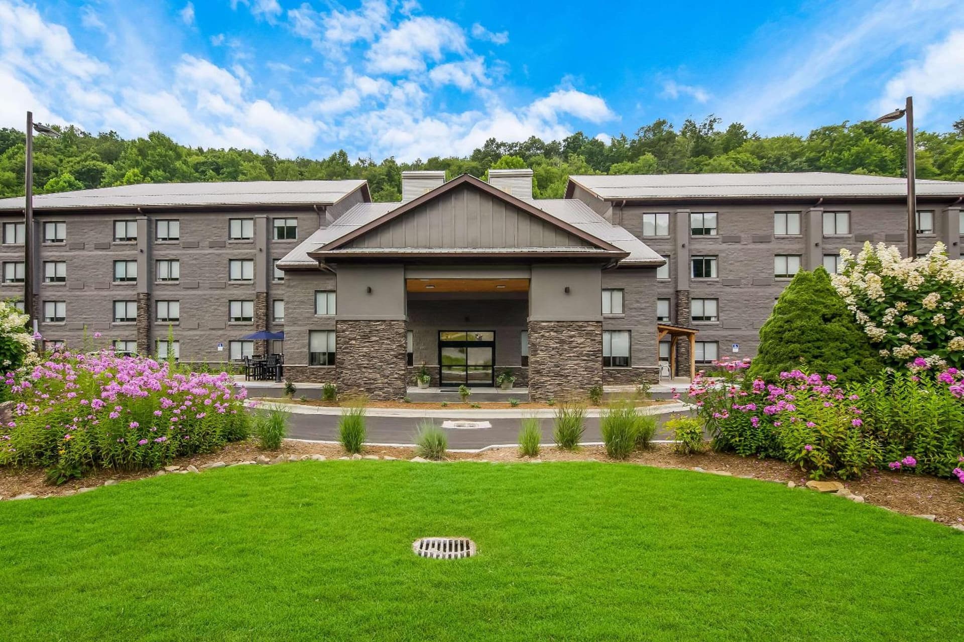 Graystone Lodge, an Ascend Collection Hotel property views in Boone, NC — gallery photo 3