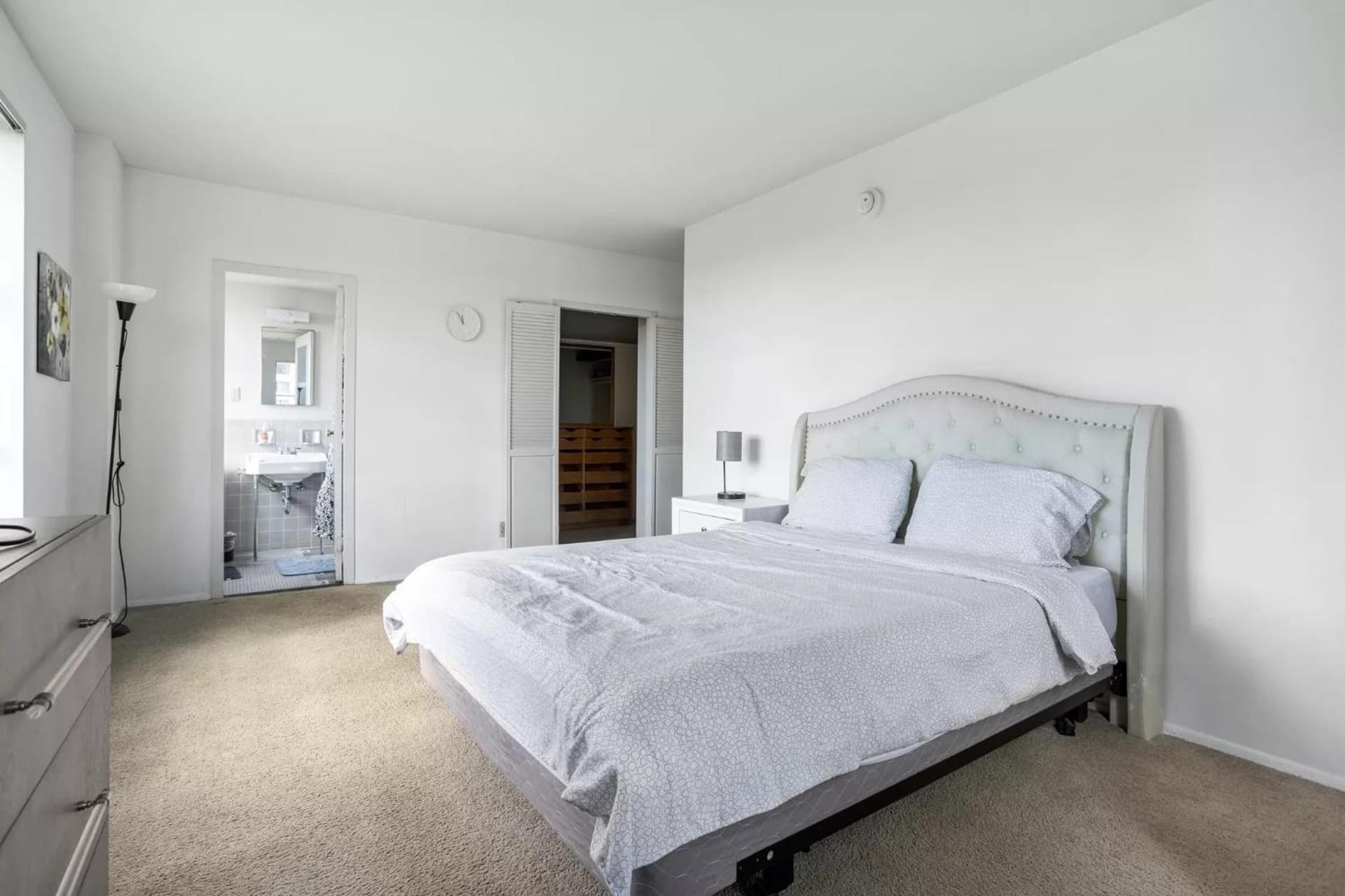 Luxury 2 Bedroom 2 Bathroom Residence Great View interior in Los Angeles, CA — gallery photo 2