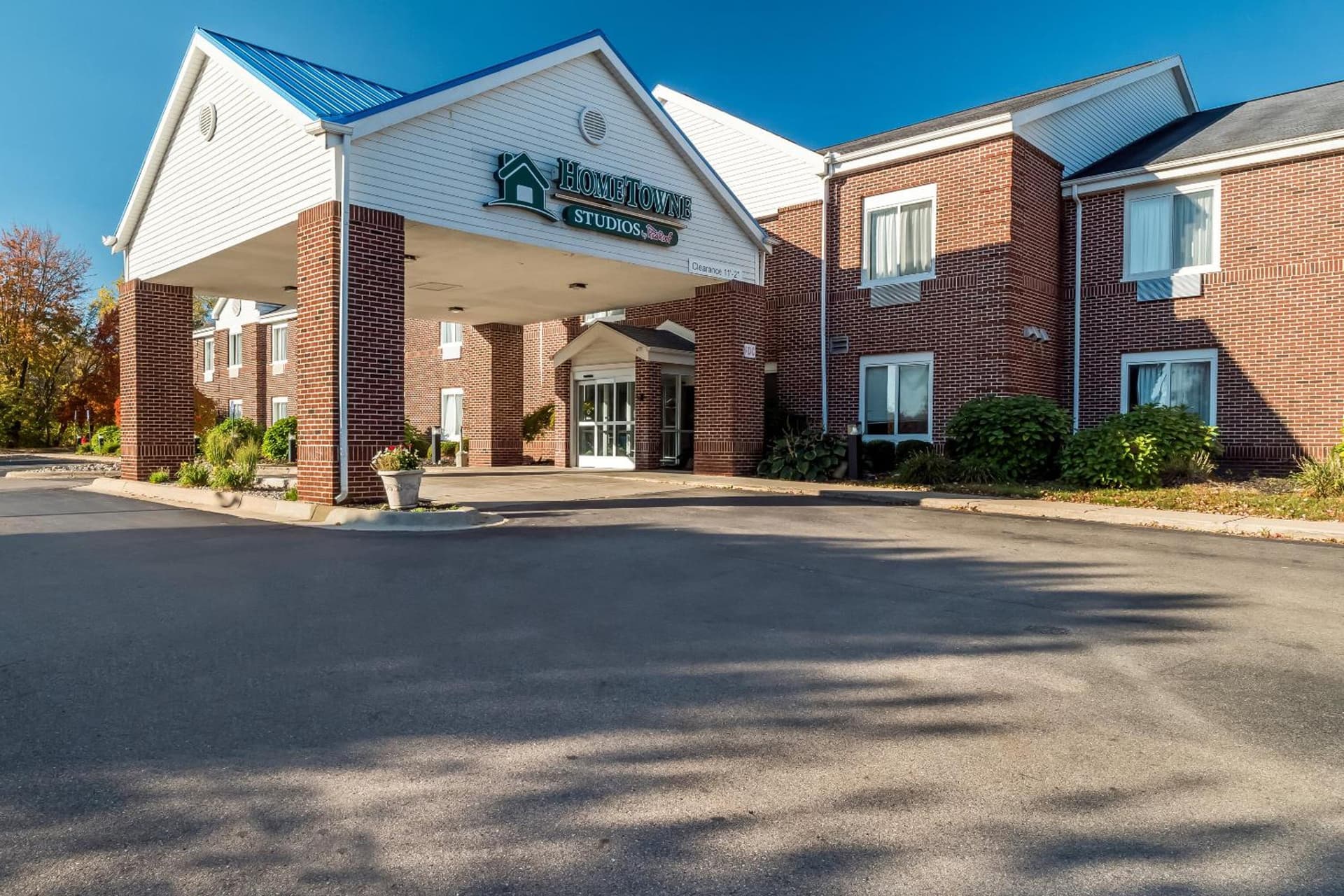 HomeTowne Studios by Red Roof East Lansing - Okemos — hotel in Okemos, Michigan