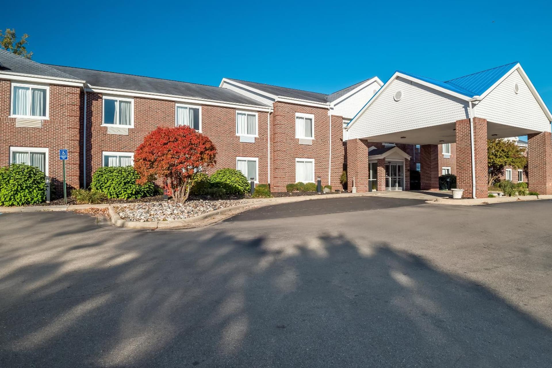 HomeTowne Studios by Red Roof East Lansing - Okemos property views in Okemos, MI — gallery photo 3