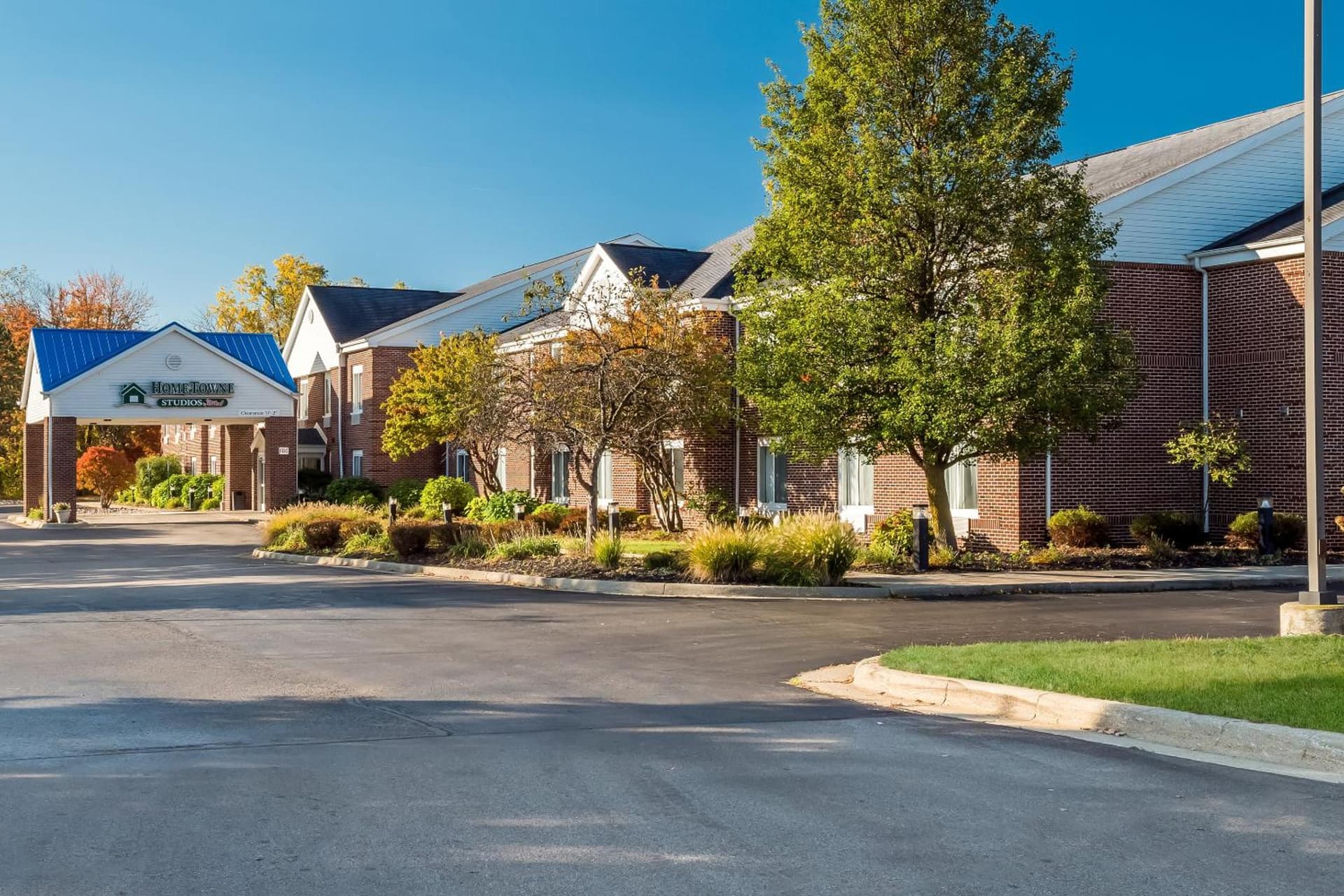 HomeTowne Studios by Red Roof East Lansing - Okemos interior in Okemos, MI — gallery photo 2