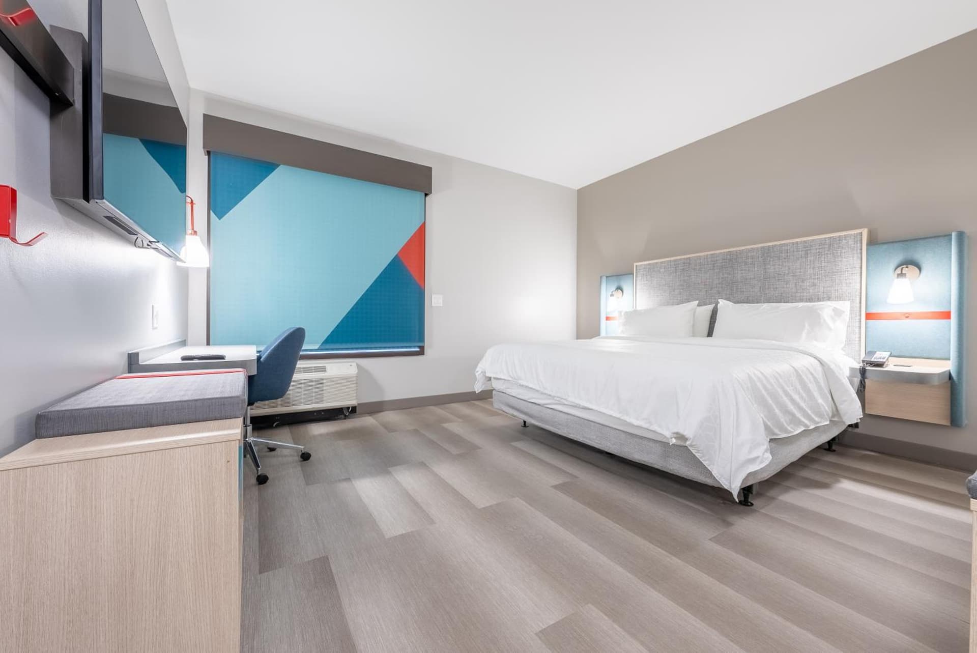 avid hotels - Kalamazoo East by IHG interior in Kalamazoo, MI — gallery photo 2