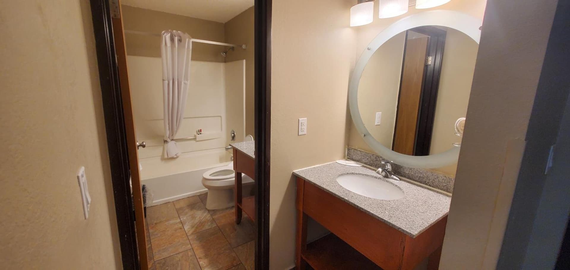 Super 8 by Wyndham Sterling Heights/Detroit Area property views in Sterling Heights, MI — gallery photo 3