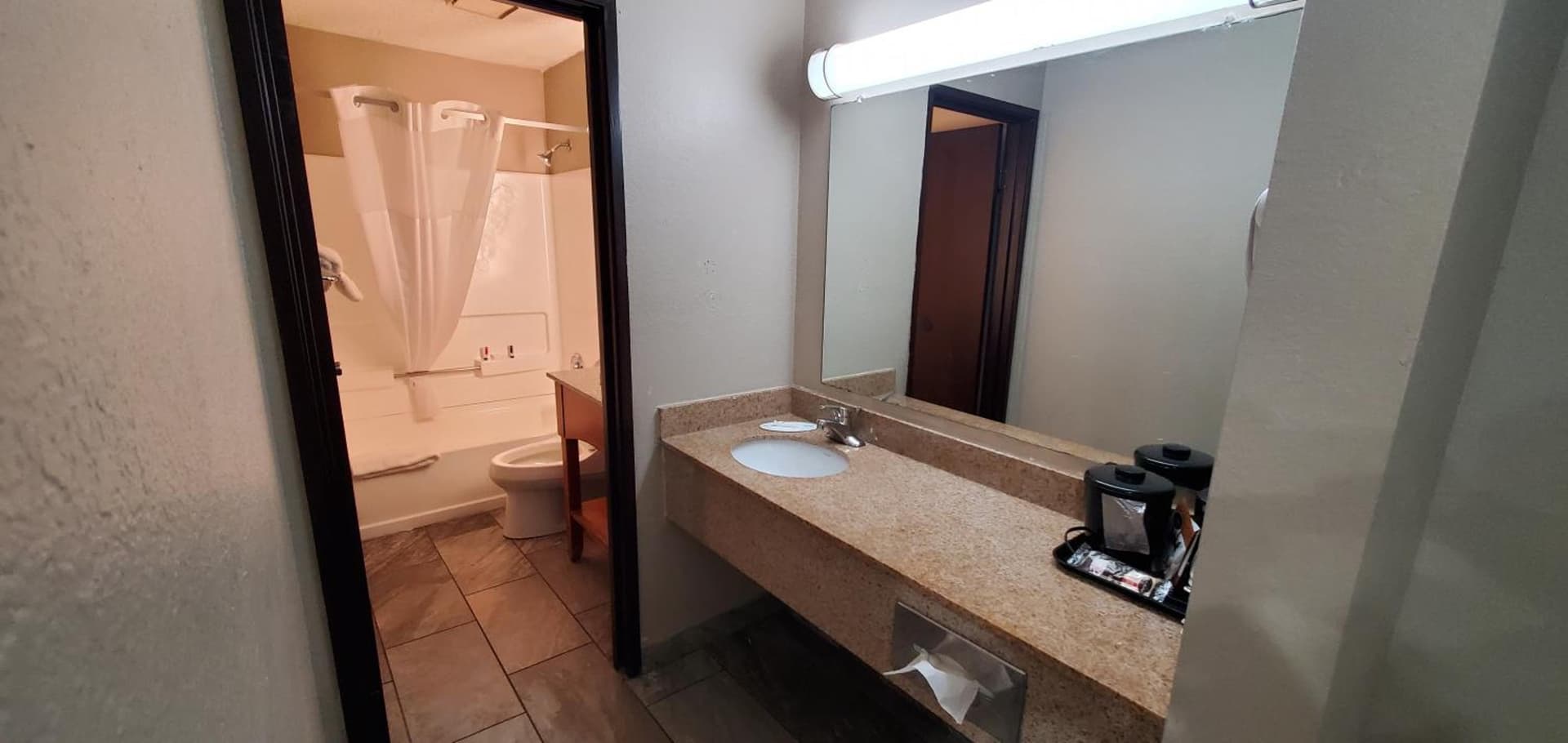 Super 8 by Wyndham Sterling Heights/Detroit Area gallery photo in Sterling Heights, MI — image 5