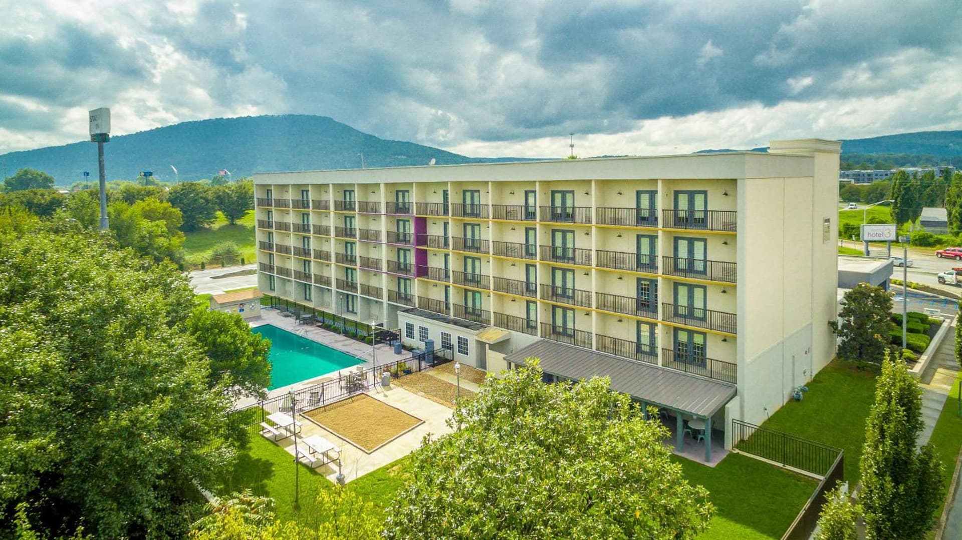 Spark by Hilton Chattanooga Downtown property views in Chattanooga, TN — gallery photo 3