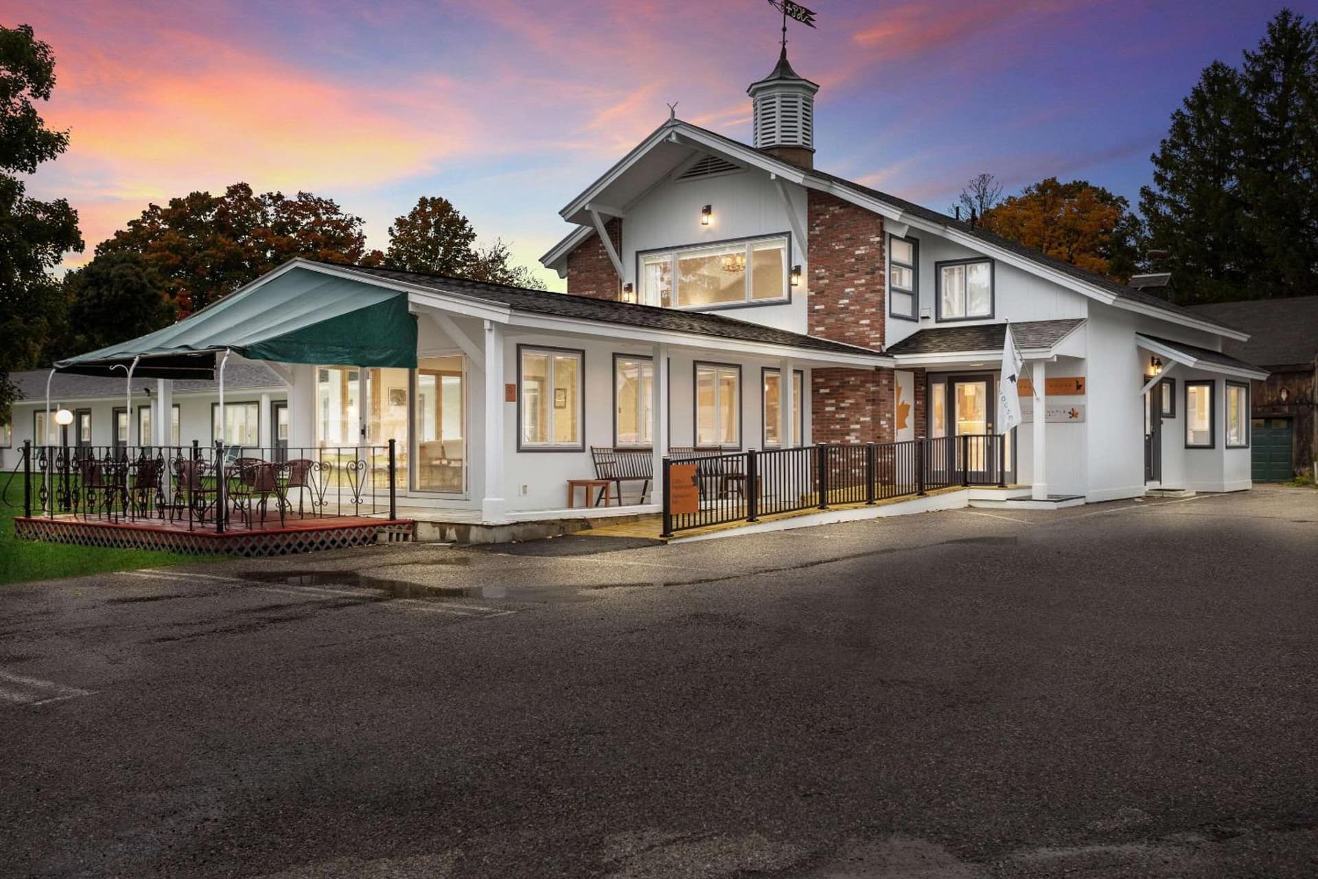 The Palmer House Resort, an Ascend Collection Hotel featured exterior or lobby in Manchester, VT — similar hotel
