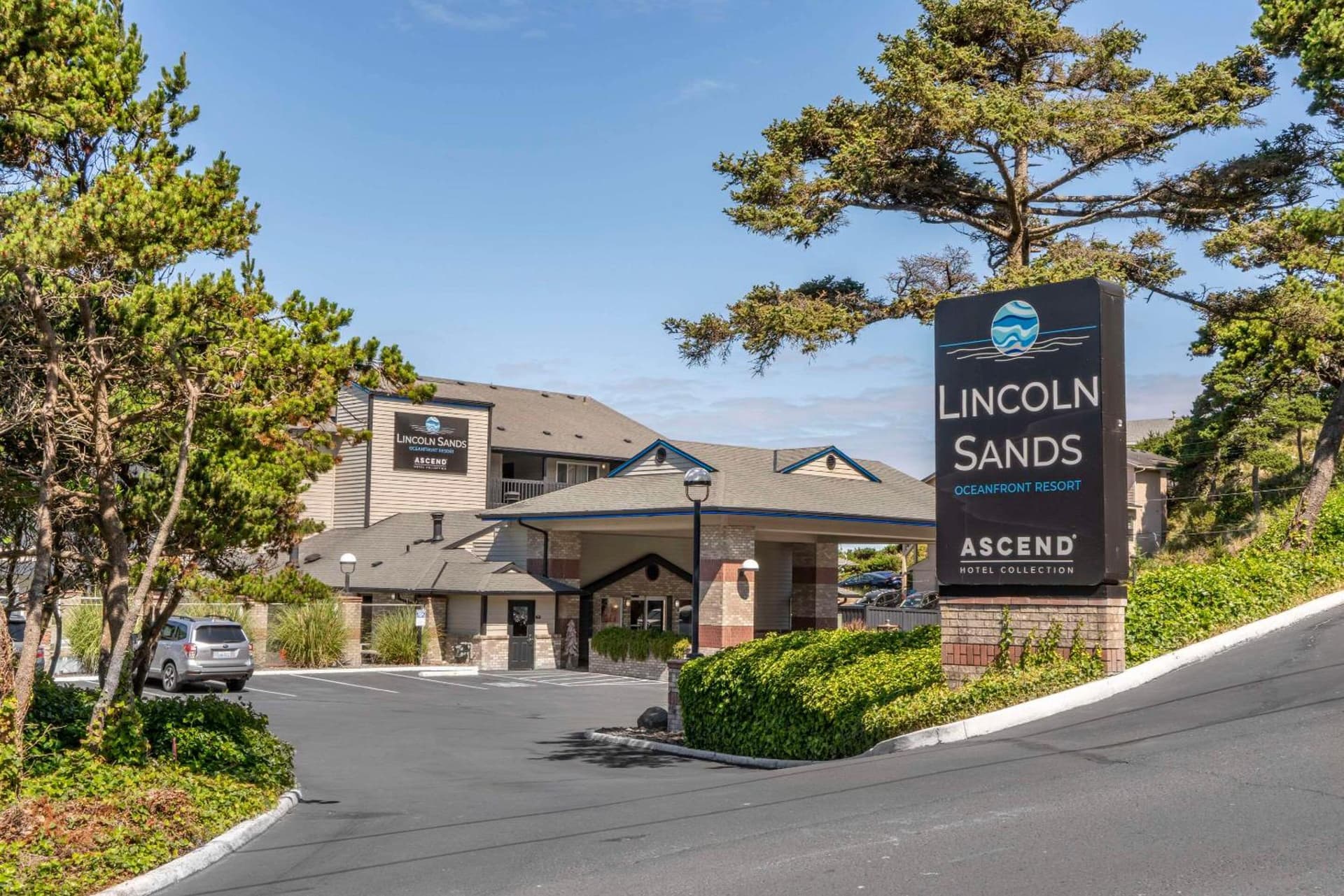Lincoln Sands Oceanfront Resort, an Ascend Collection Hotel featured exterior or lobby in Lincoln City, OR — similar hotel