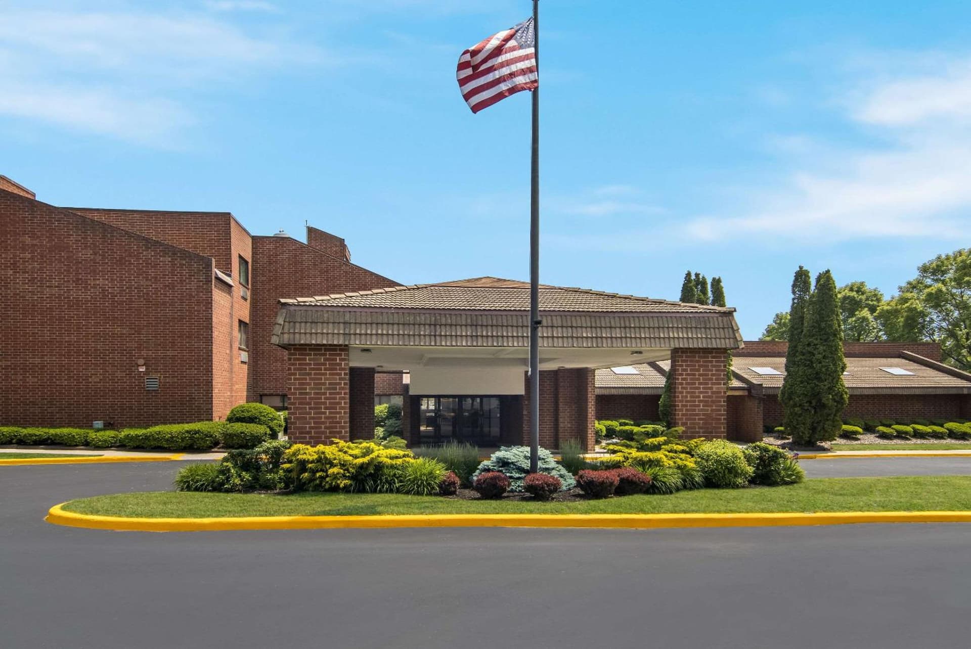 The Inn on Maritime Bay, an Ascend Collection Hotel featured exterior or lobby in Manitowoc, WI — similar hotel