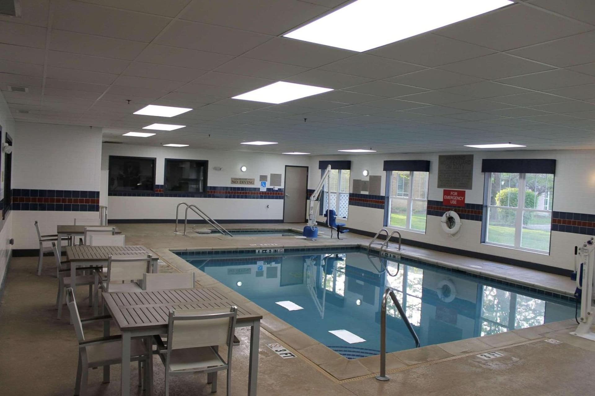 Country Inn & Suites by Radisson, Crystal Lake, IL interior in Crystal Lake, IL — gallery photo 2