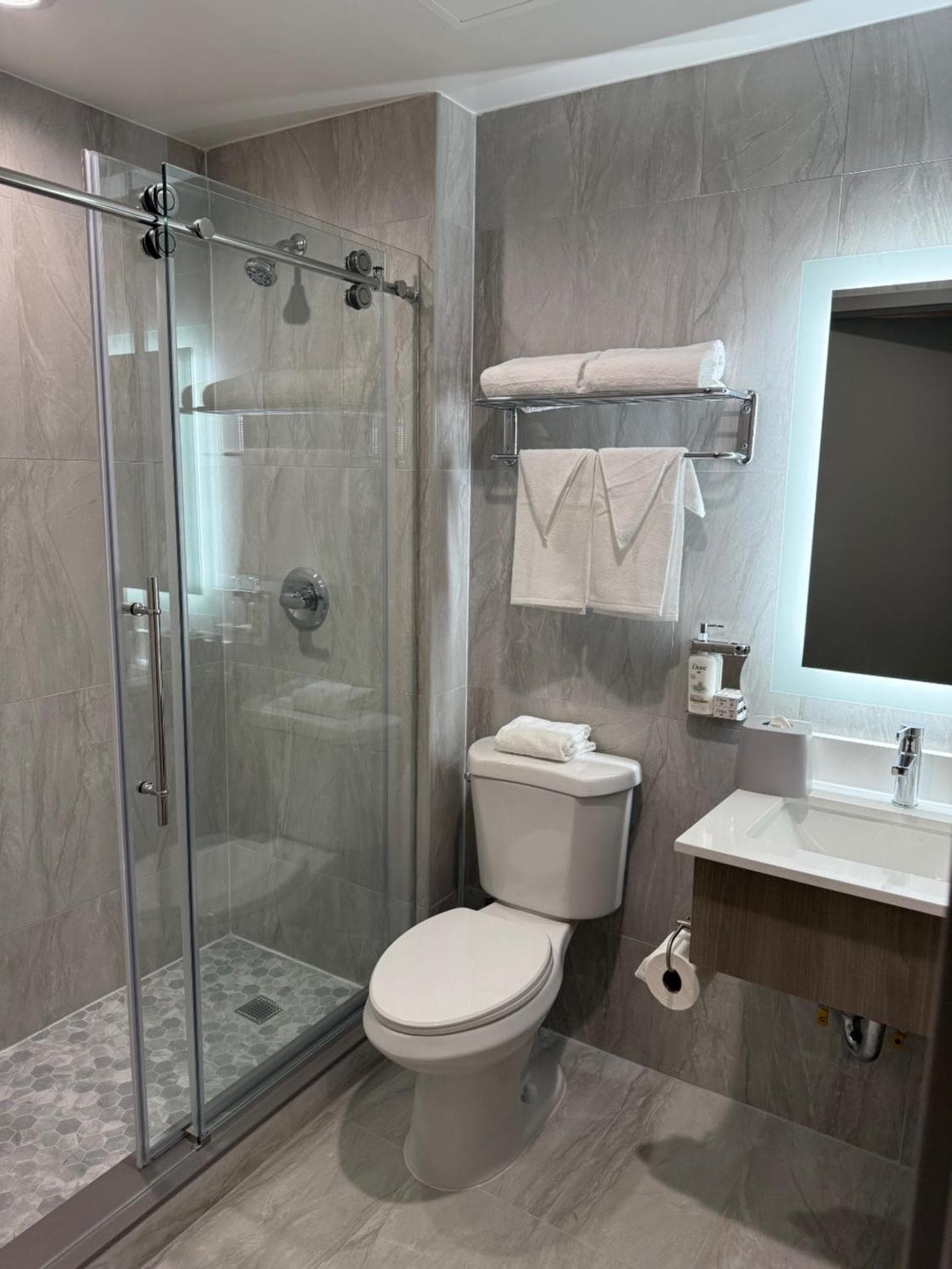 Holiday Inn Express & Suites interior in Bronx, NY — gallery photo 2