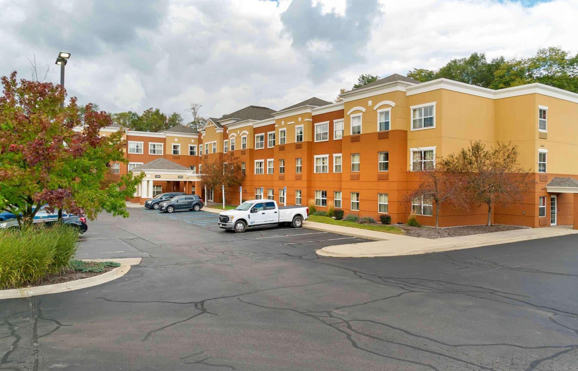 Extended Stay America Suites - Detroit - Novi - Orchard Hill Place interior in Northville, MI — gallery photo 2