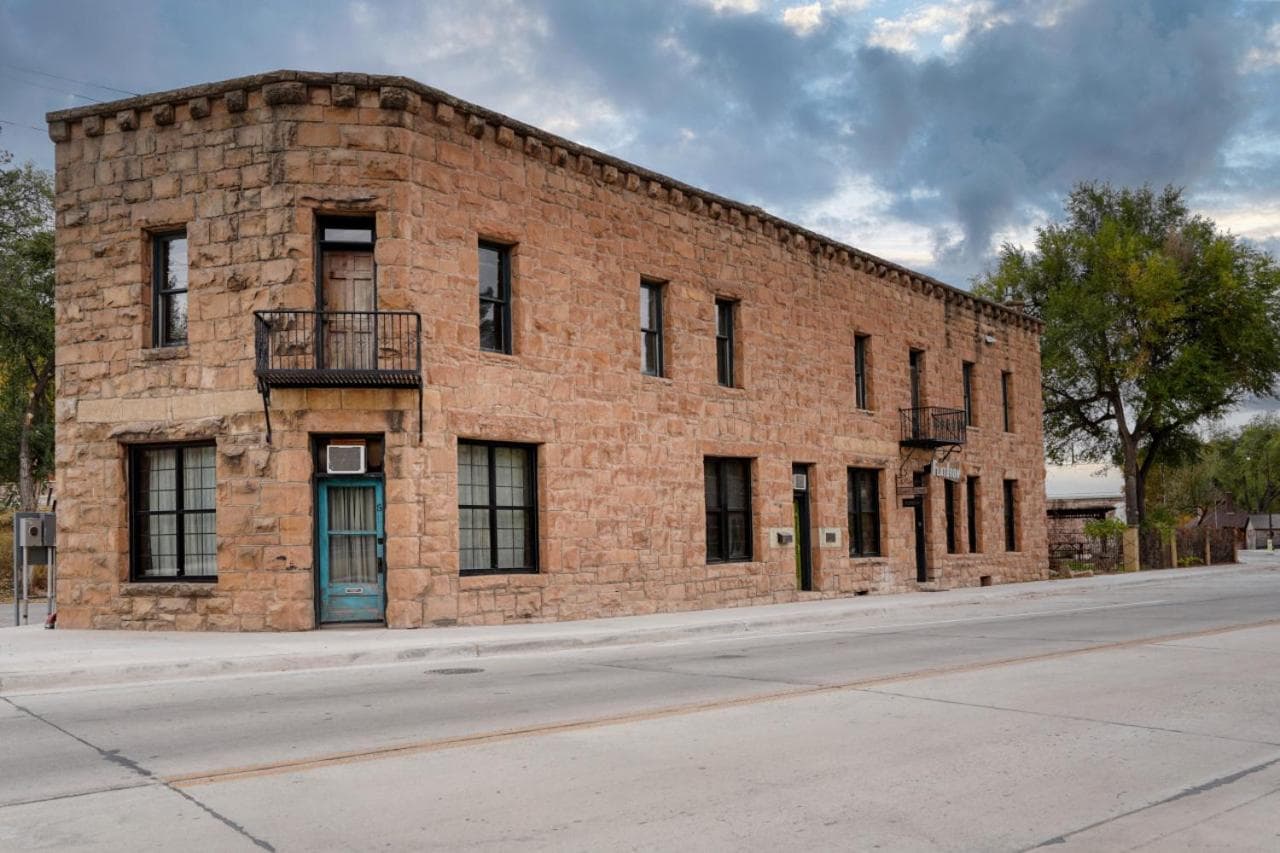 FlatIron Suite B - History meets Comfort — hotel in Hot Springs, South Dakota