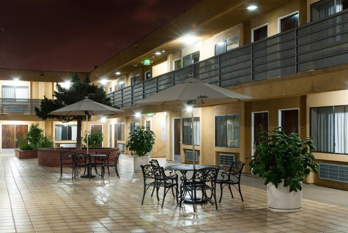 Gardena Terrace Inn interior in Gardena, CA — gallery photo 2
