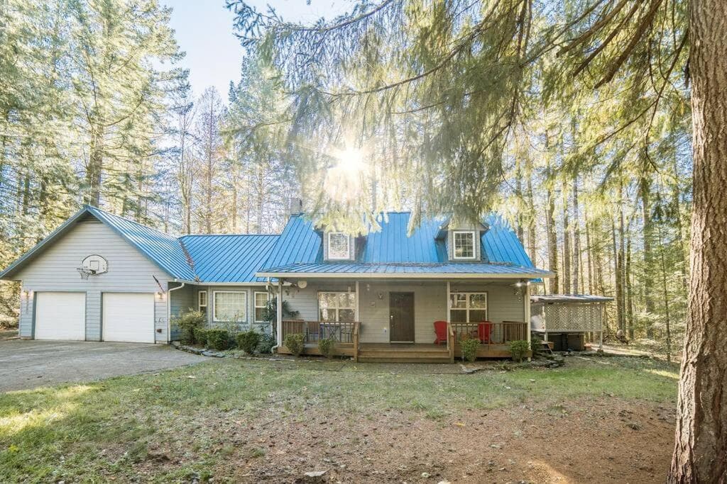 Relaxing River Retreat featured exterior or lobby in Rhododendron, OR — similar hotel