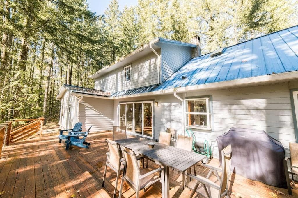 Relaxing River Retreat property views in Rhododendron, OR — gallery photo 3