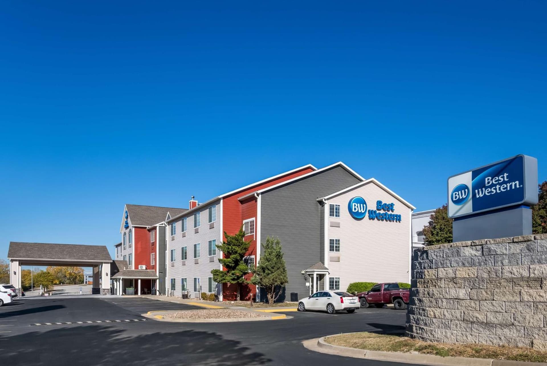 Best Western Worlds Of Fun featured exterior or lobby in Kansas City, MO — similar hotel