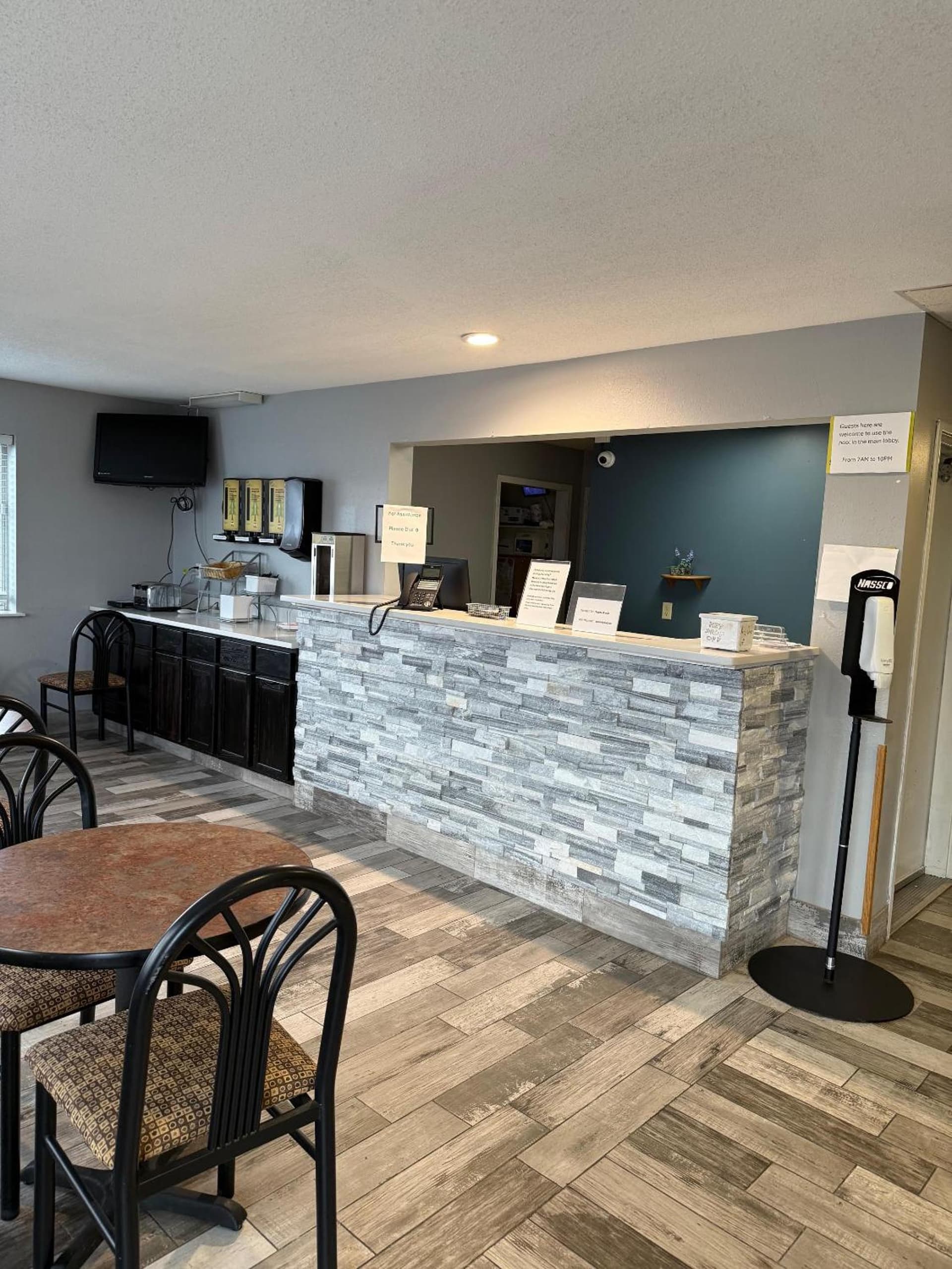 Valued Stay Prairie Du Chien interior in Prairie du Chien, WI — gallery photo 2