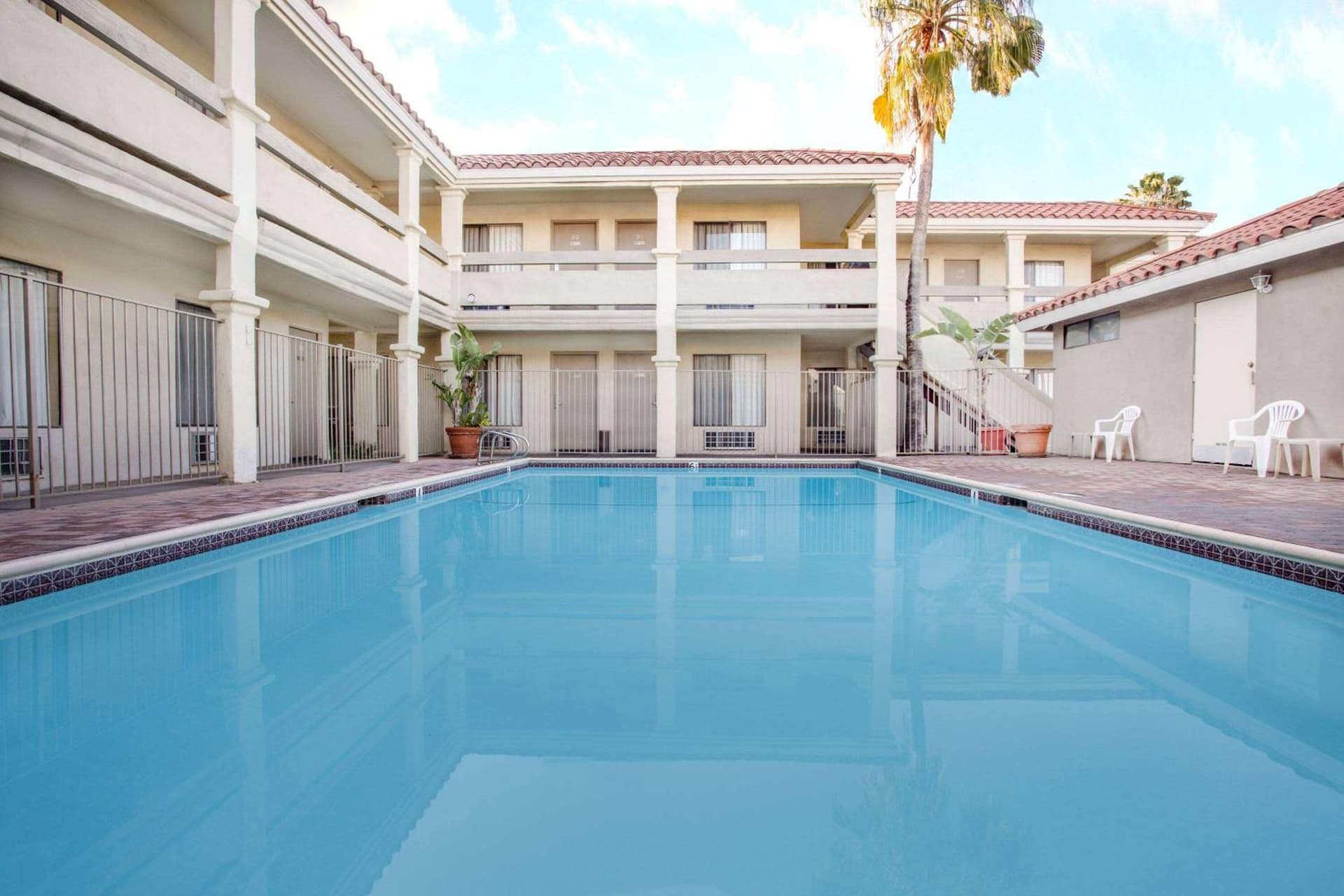 Travelodge by Wyndham Costa Mesa Newport Beach Hacienda gallery photo in Costa Mesa, CA — image 7