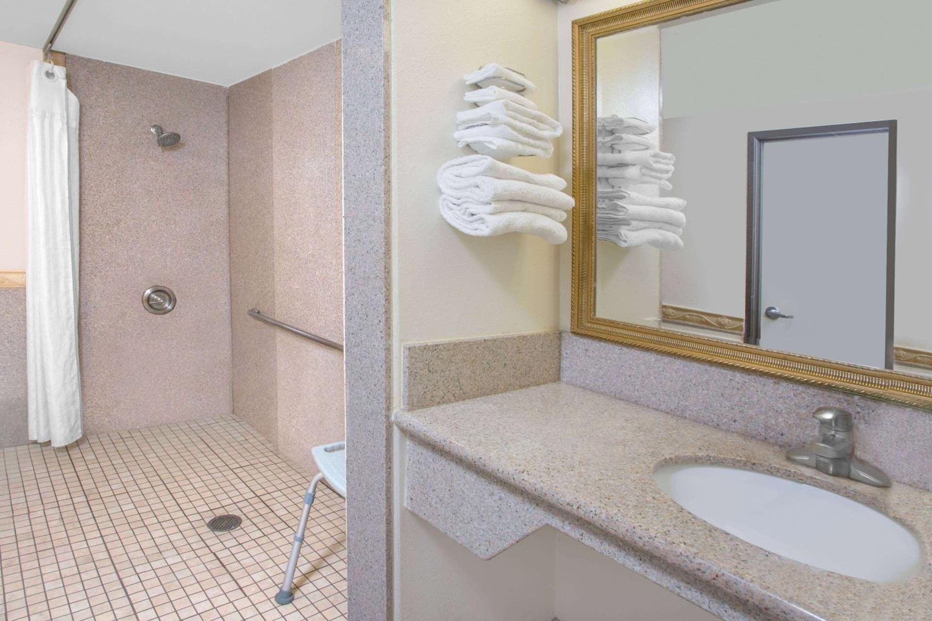 Travelodge by Wyndham Costa Mesa Newport Beach Hacienda gallery photo in Costa Mesa, CA — image 29