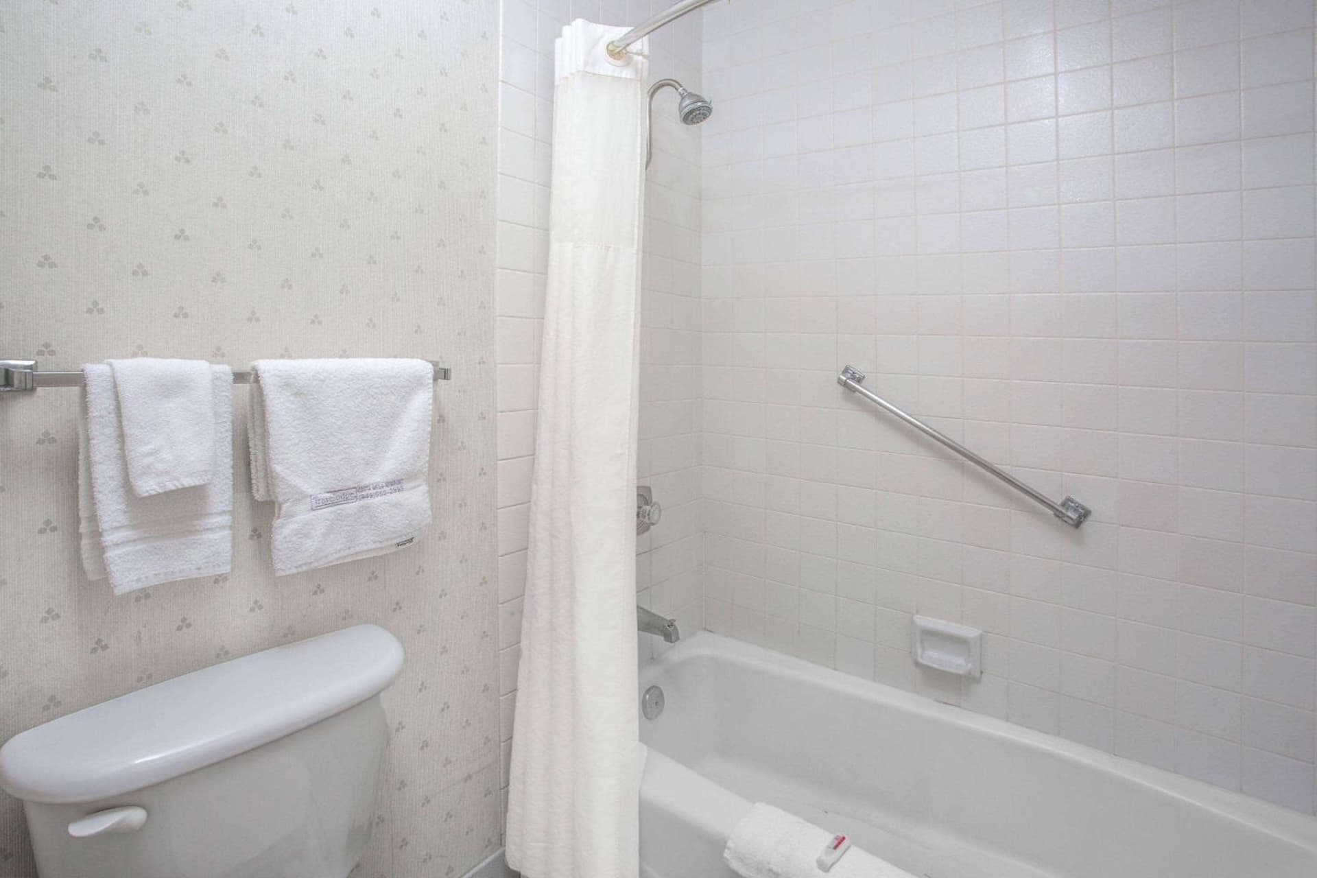 Travelodge by Wyndham Costa Mesa Newport Beach Hacienda gallery photo in Costa Mesa, CA — image 19