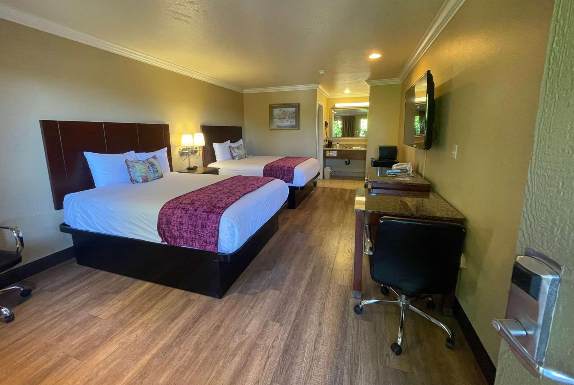 Travelodge by Wyndham Costa Mesa Newport Beach Hacienda gallery photo in Costa Mesa, CA — image 5