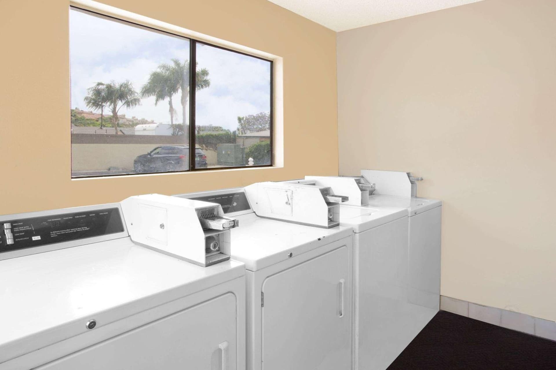 Travelodge by Wyndham Costa Mesa Newport Beach Hacienda gallery photo in Costa Mesa, CA — image 14
