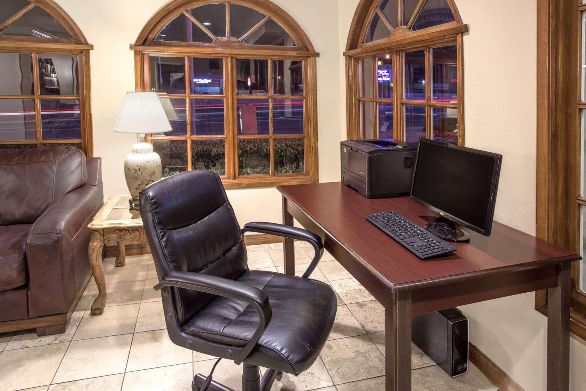 Travelodge by Wyndham Costa Mesa Newport Beach Hacienda gallery photo in Costa Mesa, CA — image 12