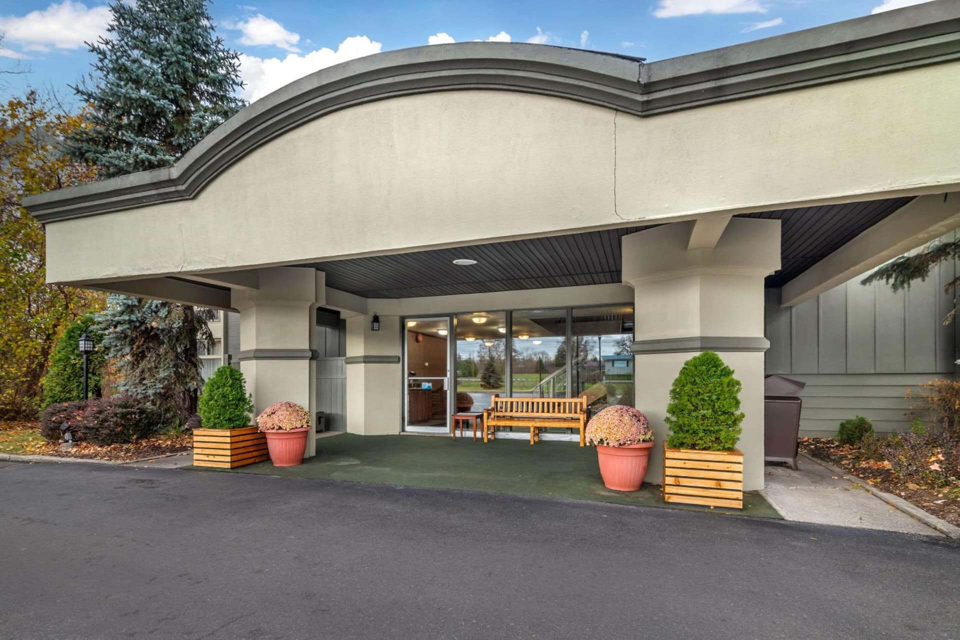 The Inn at Gran View Ogdensburg, an Ascend Collection Hotel interior in Ogdensburg, NY — gallery photo 2