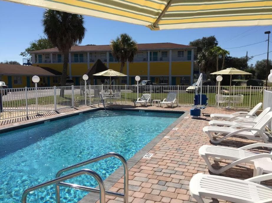 Economy Suites gallery photo in Winter Haven, FL — image 7