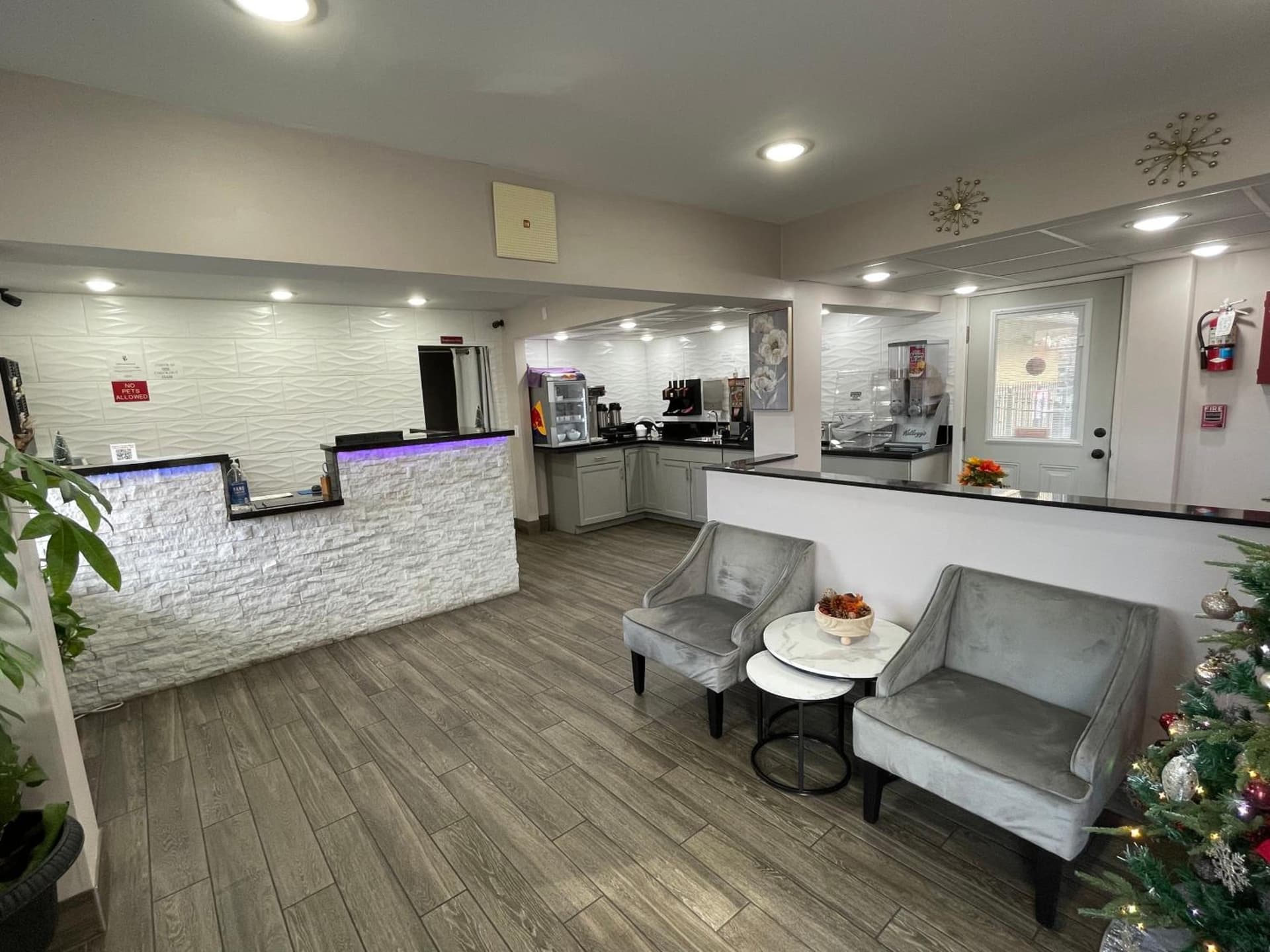Smoky View Inn interior in Pigeon Forge, TN — gallery photo 2