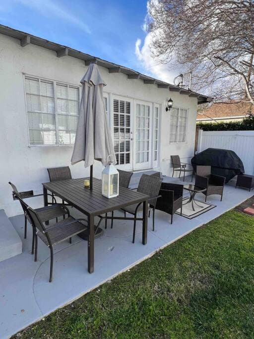 Close to Universal Studios, prime location property views in Sherman Oaks — gallery photo 3