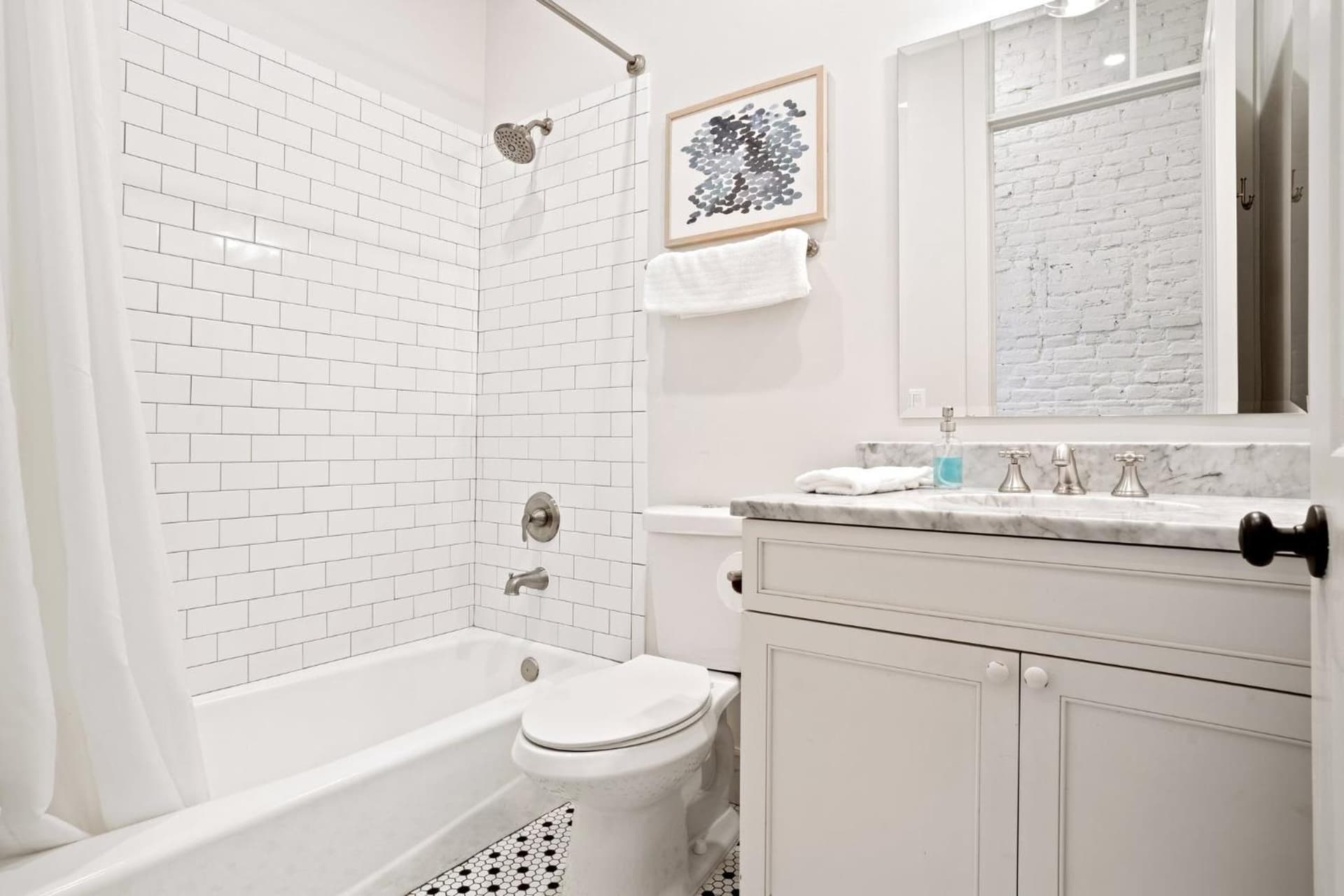 Bourbon Street Hotel Stay Group Friendly interior in New Orleans, LA — gallery photo 2