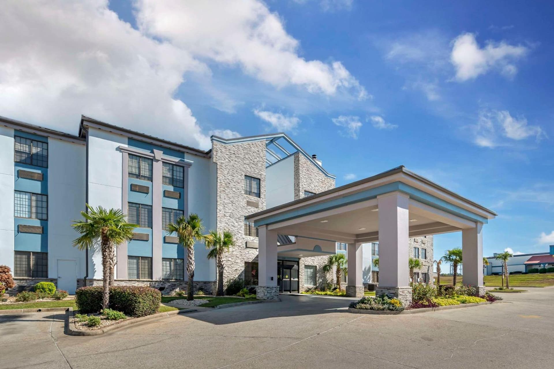 Comfort Suites Hattiesburg near University featured exterior or lobby in Hattiesburg, MS — similar hotel