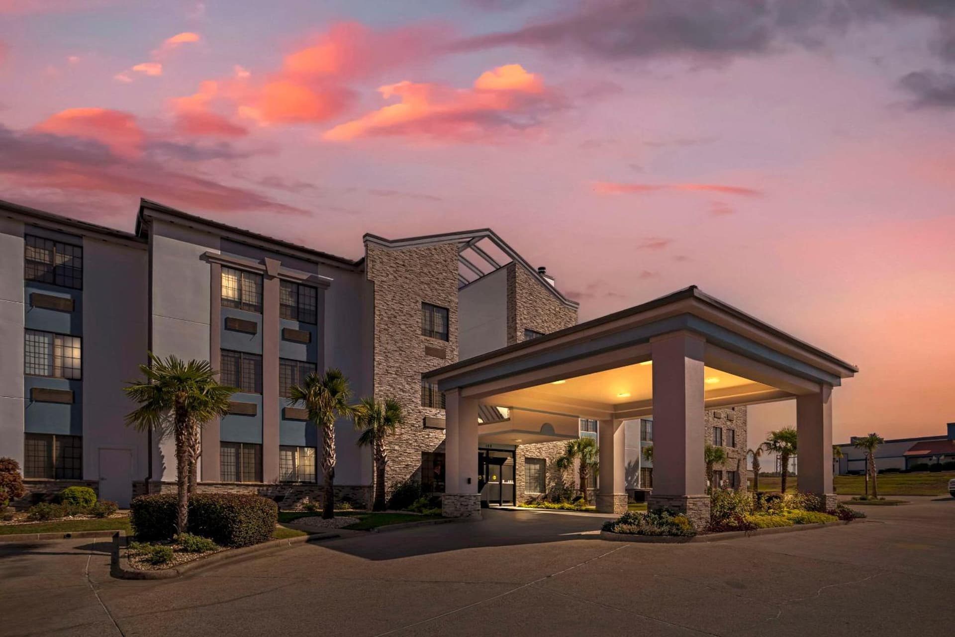 Comfort Suites Hattiesburg near University property views in Hattiesburg, MS — gallery photo 3