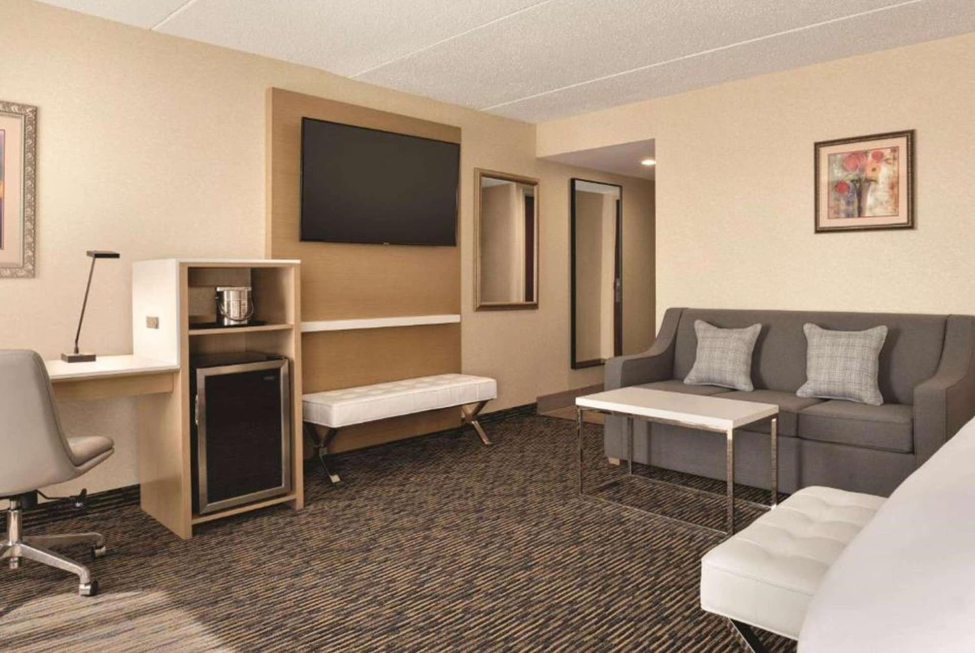Wyndham Garden Conference Center Champaign - Urbana interior in Champaign, IL — gallery photo 2