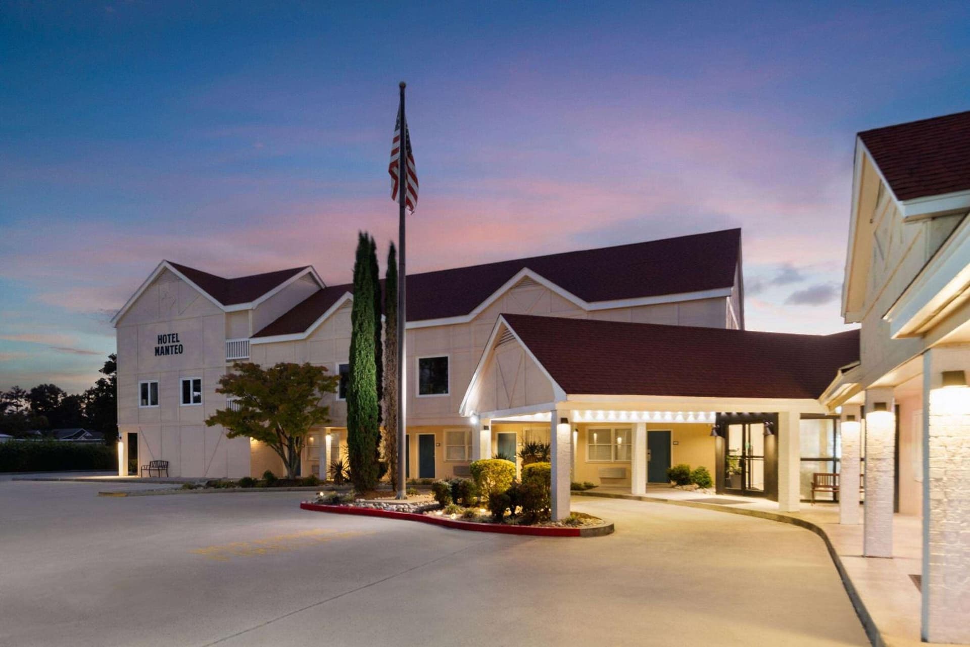 Hotel Manteo, Trademark Collection by Wyndham interior in Manteo, NC — gallery photo 2