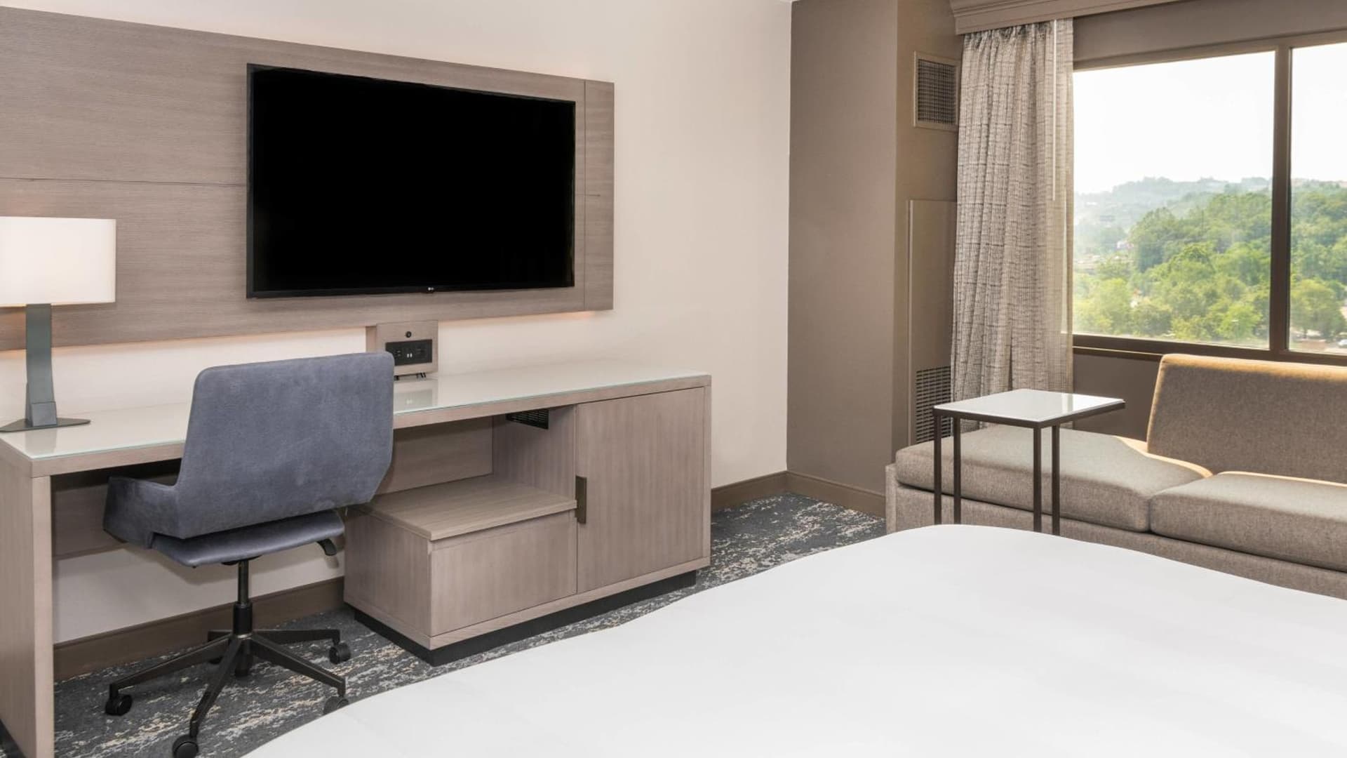 Pittsburgh Airport Marriott interior in Robinson Township, PA — gallery photo 2