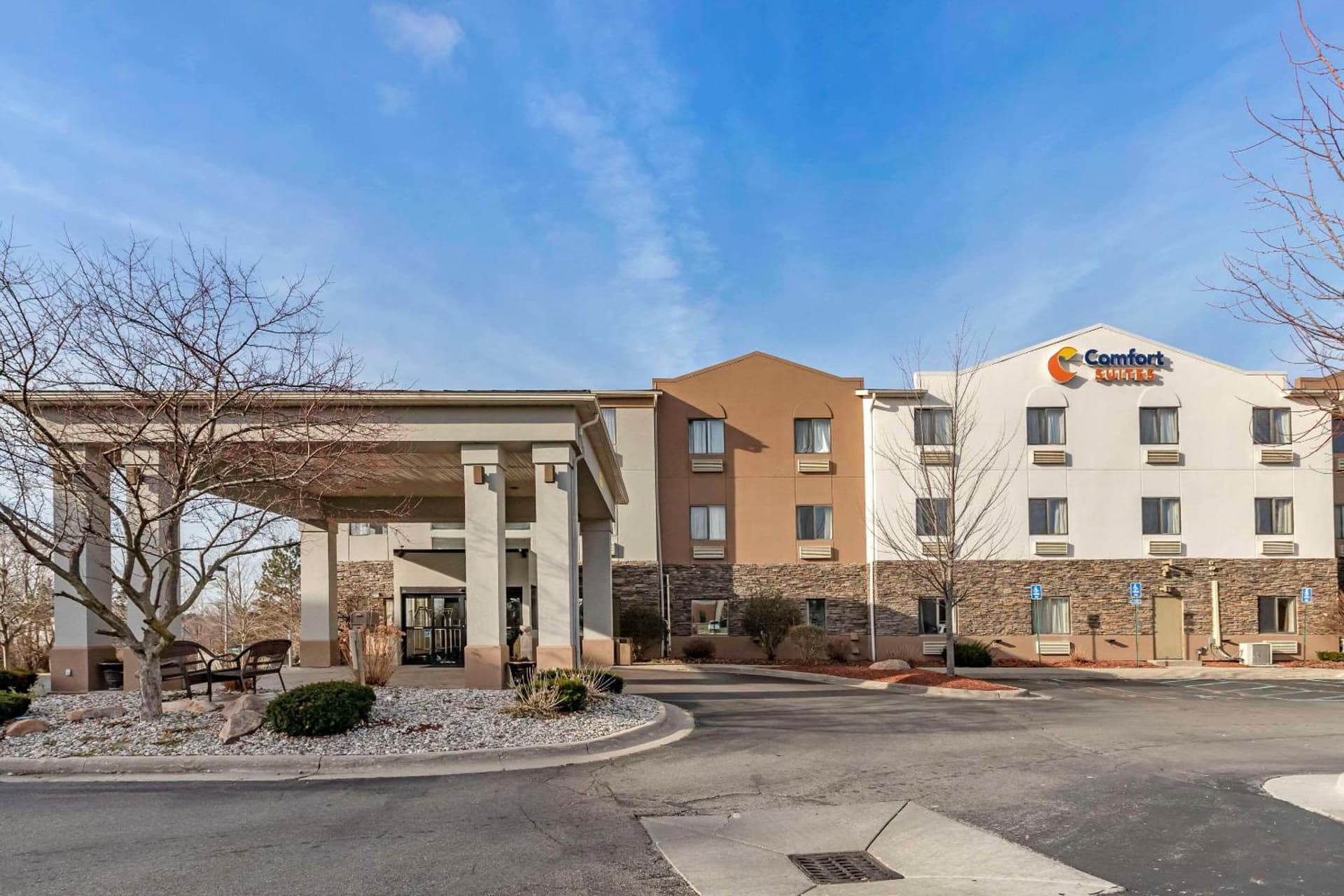 Comfort Suites Auburn Hills-Detroit featured exterior or lobby in Auburn Hills, MI — similar hotel
