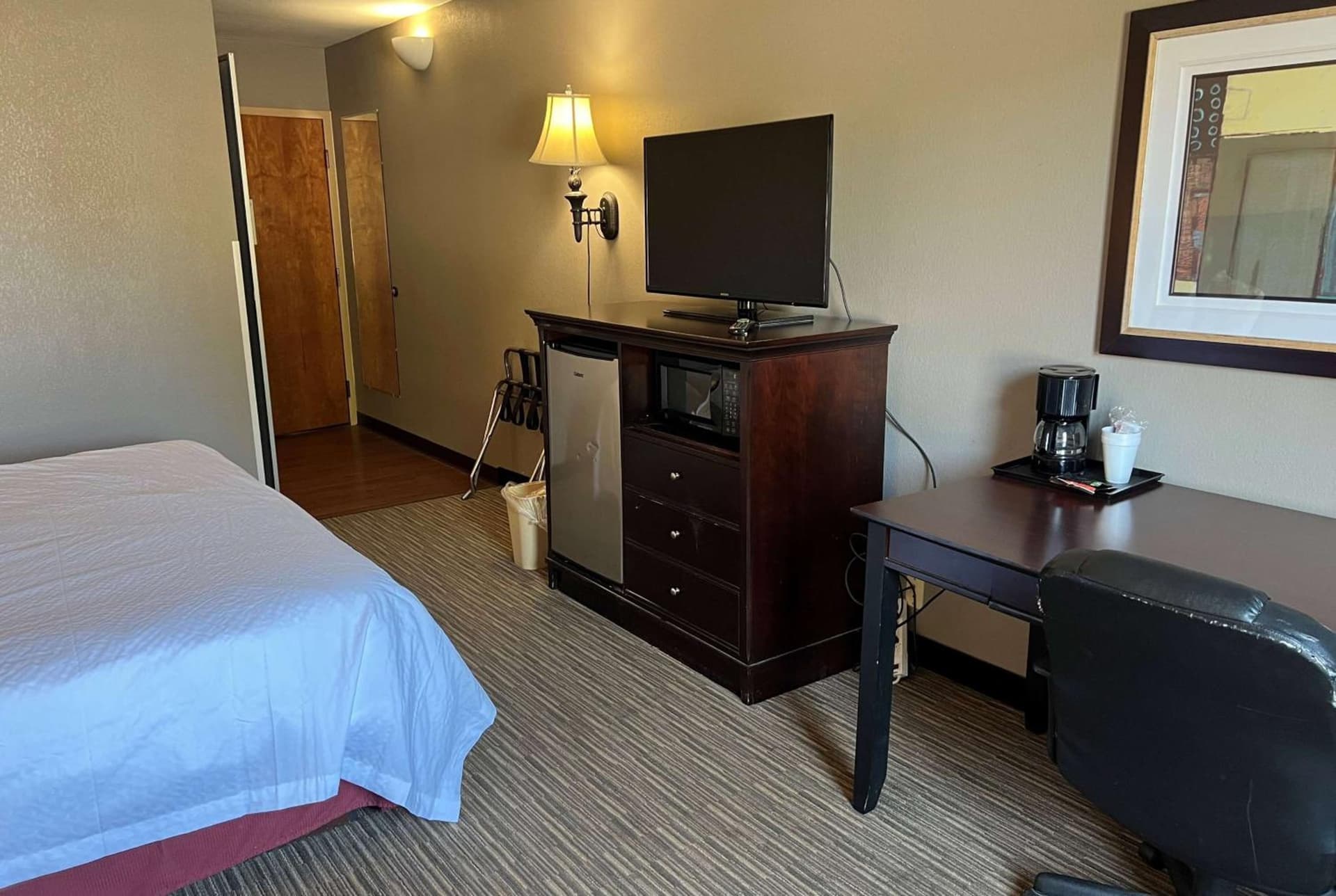 Days Inn by Wyndham Pittsburg KS interior in Pittsburg, KS — gallery photo 2
