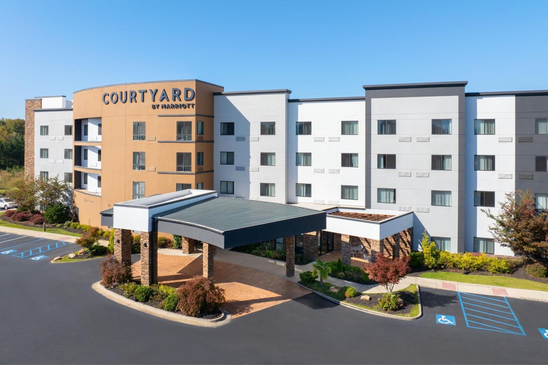 Courtyard by Marriott Auburn interior in Auburn, AL — gallery photo 2