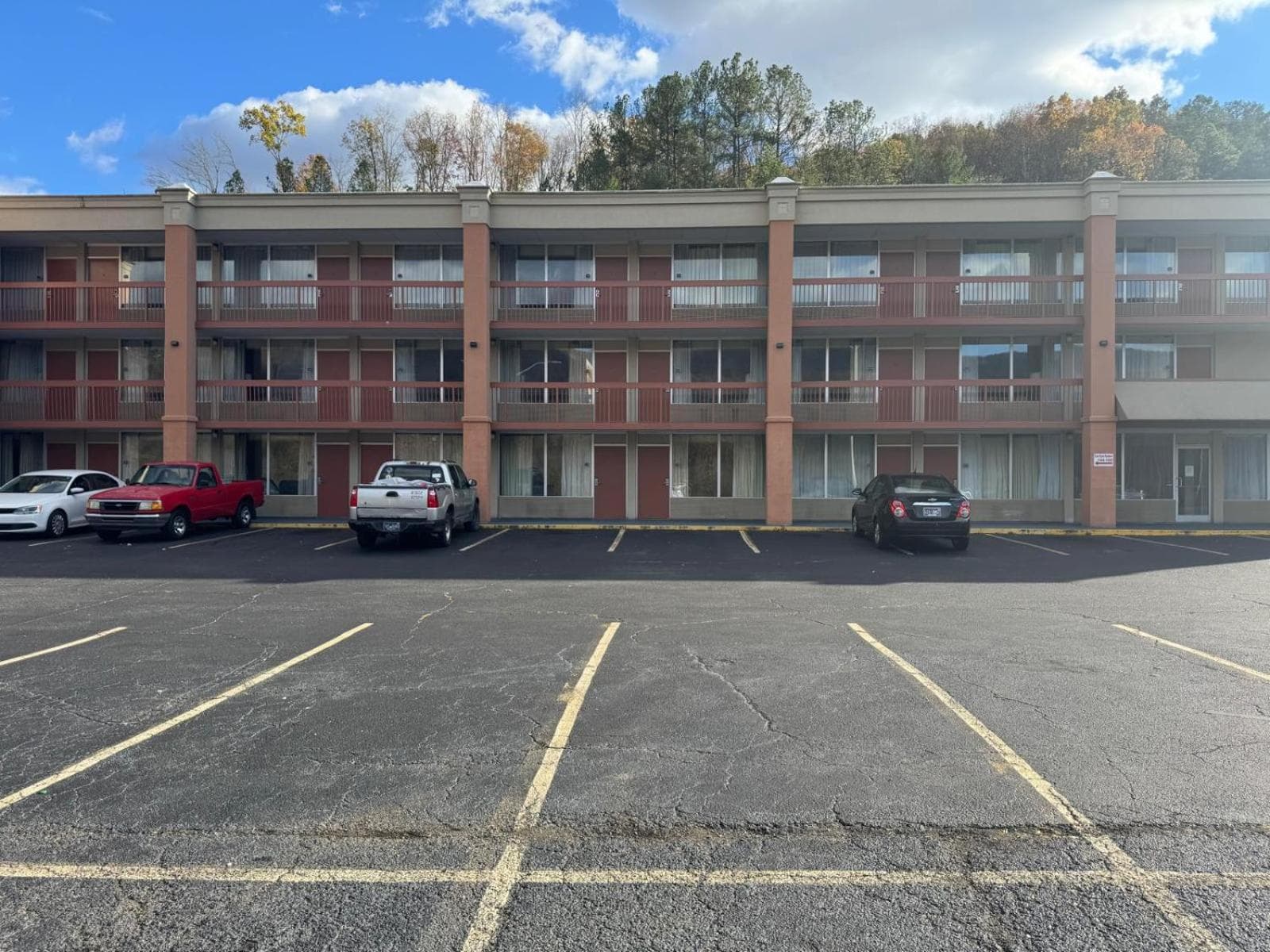 OYO Hotel Harriman near I-40 property views in Harriman, TN — gallery photo 3
