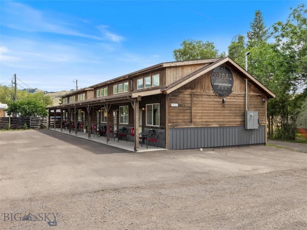 Corral Villas Yellowstone interior in Gardiner, MT — gallery photo 2