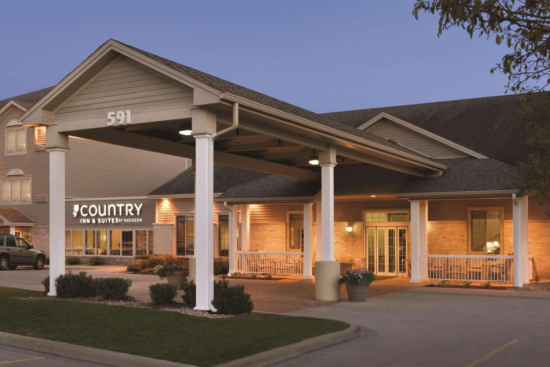Country Inn & Suites by Radisson, Chanhassen, MN featured exterior or lobby in Chanhassen, MN — similar hotel