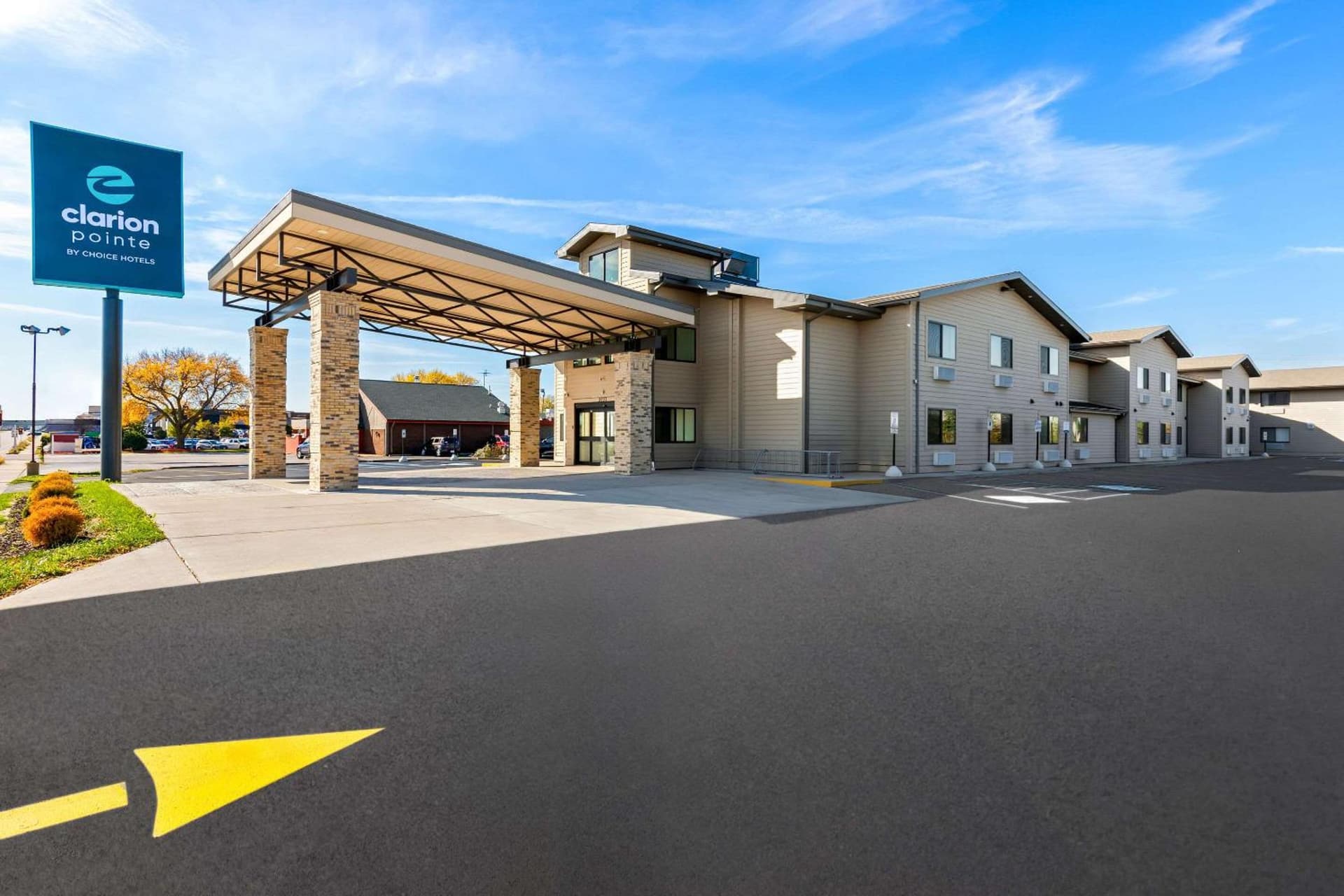 Clarion Pointe Milwaukee Airport featured exterior or lobby in Milwaukee, WI — similar hotel
