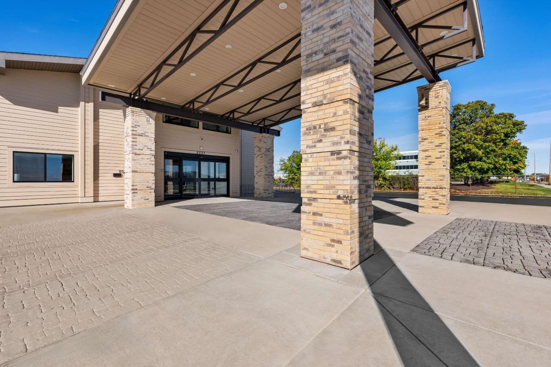 Clarion Pointe Milwaukee Airport property views in Milwaukee, WI — gallery photo 3